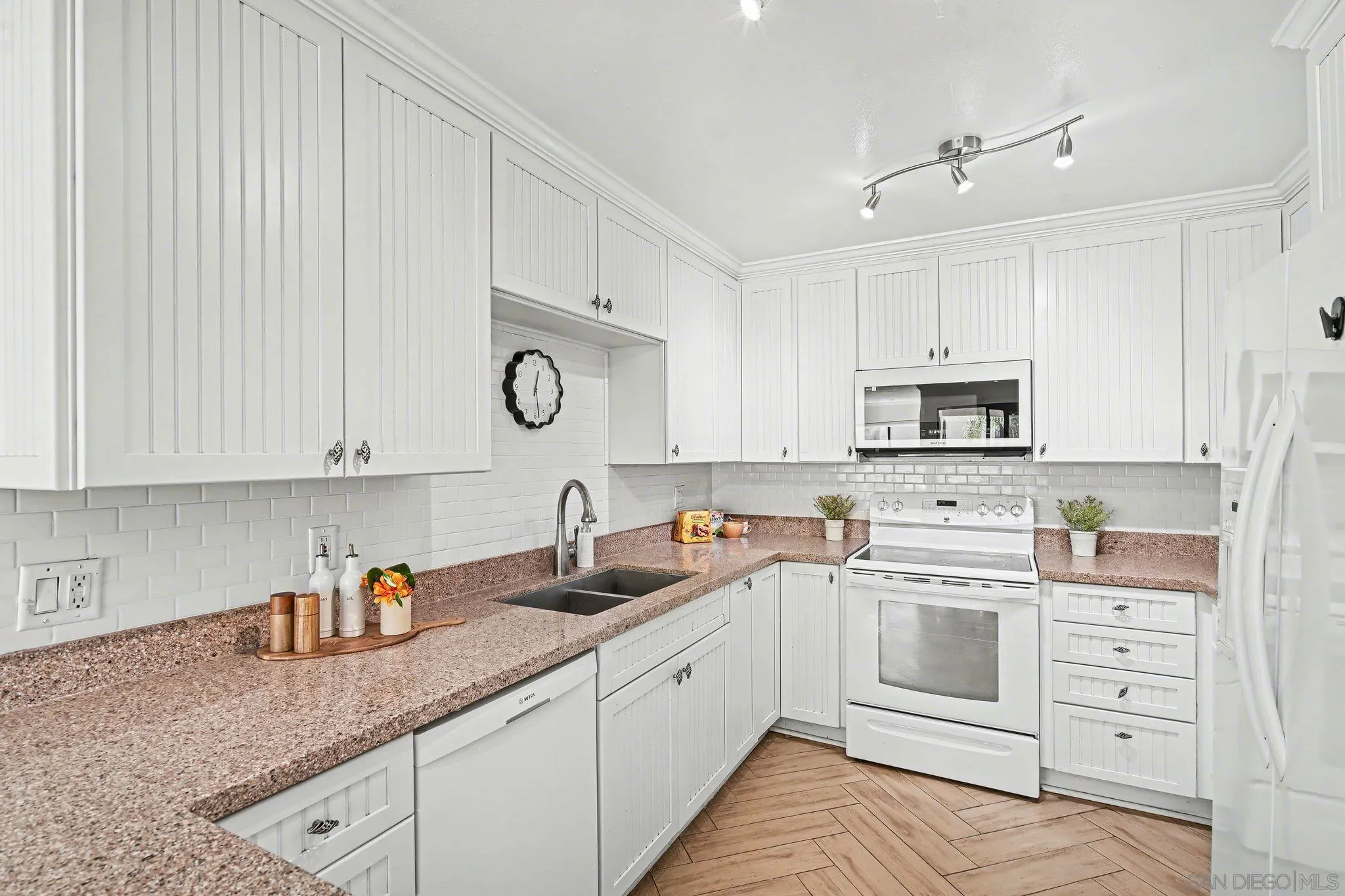 https://cdn.realtyfeed.com/cdn/127/260001851/7e6863cc97d669f358e88c11846b050c.webp