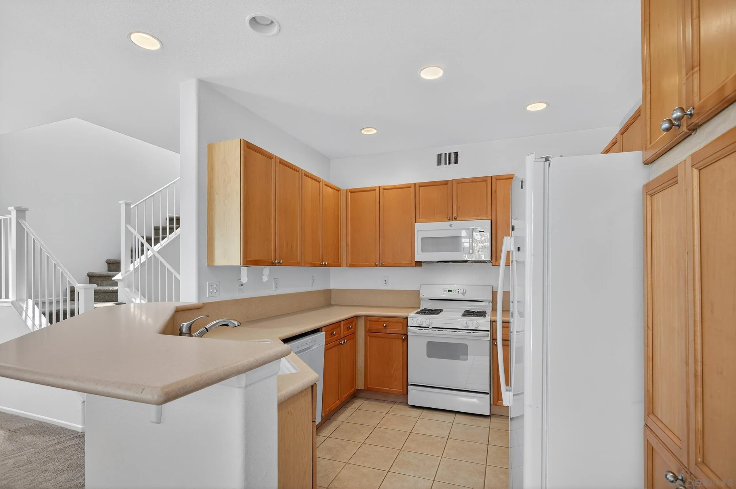 https://cdn.realtyfeed.com/cdn/127/260001855/0f2974165274f3eadeb610cf7139ddf1.webp