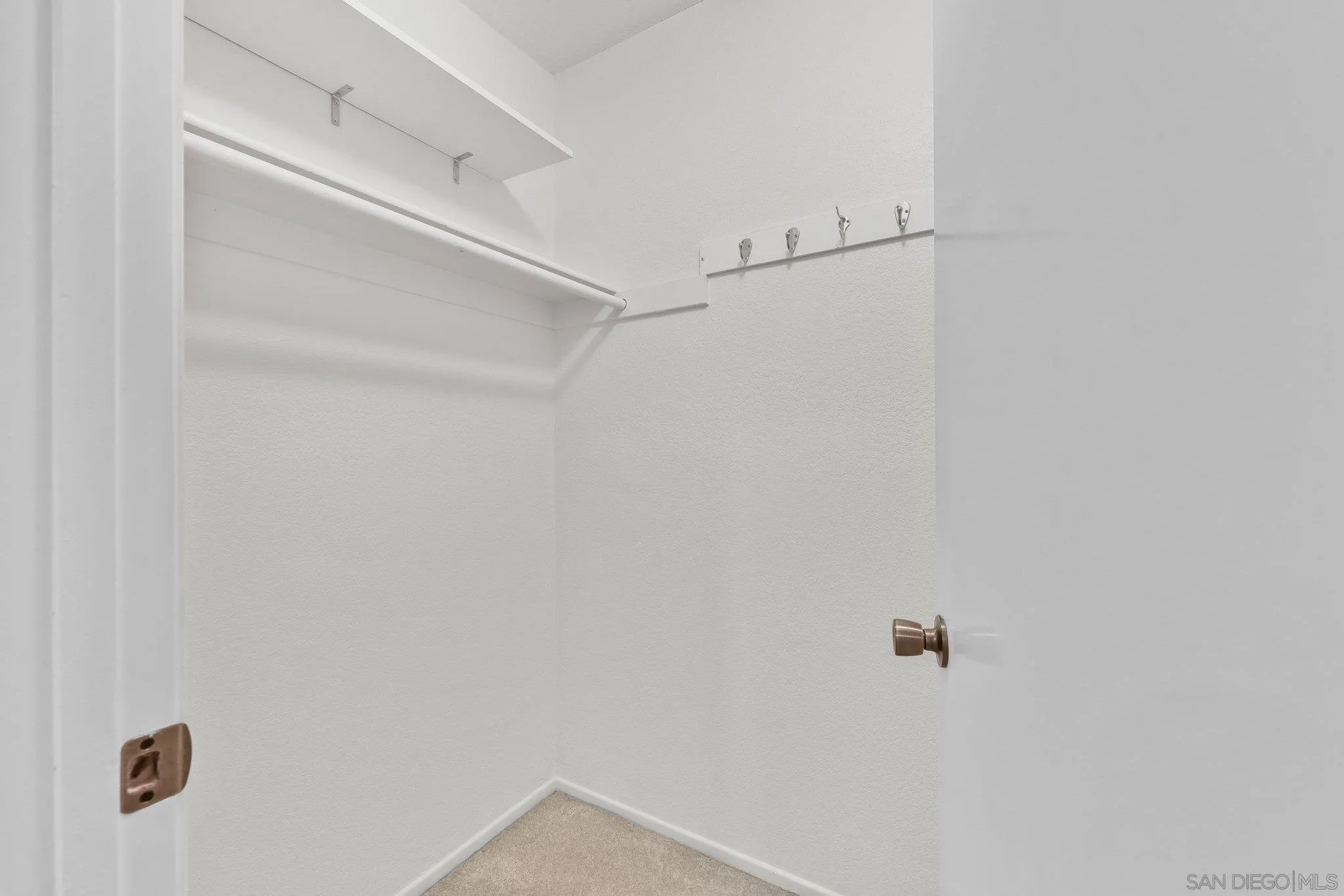 https://cdn.realtyfeed.com/cdn/127/260001871/e8cffad5ca01e05f1cc1837bafd5651f.webp
