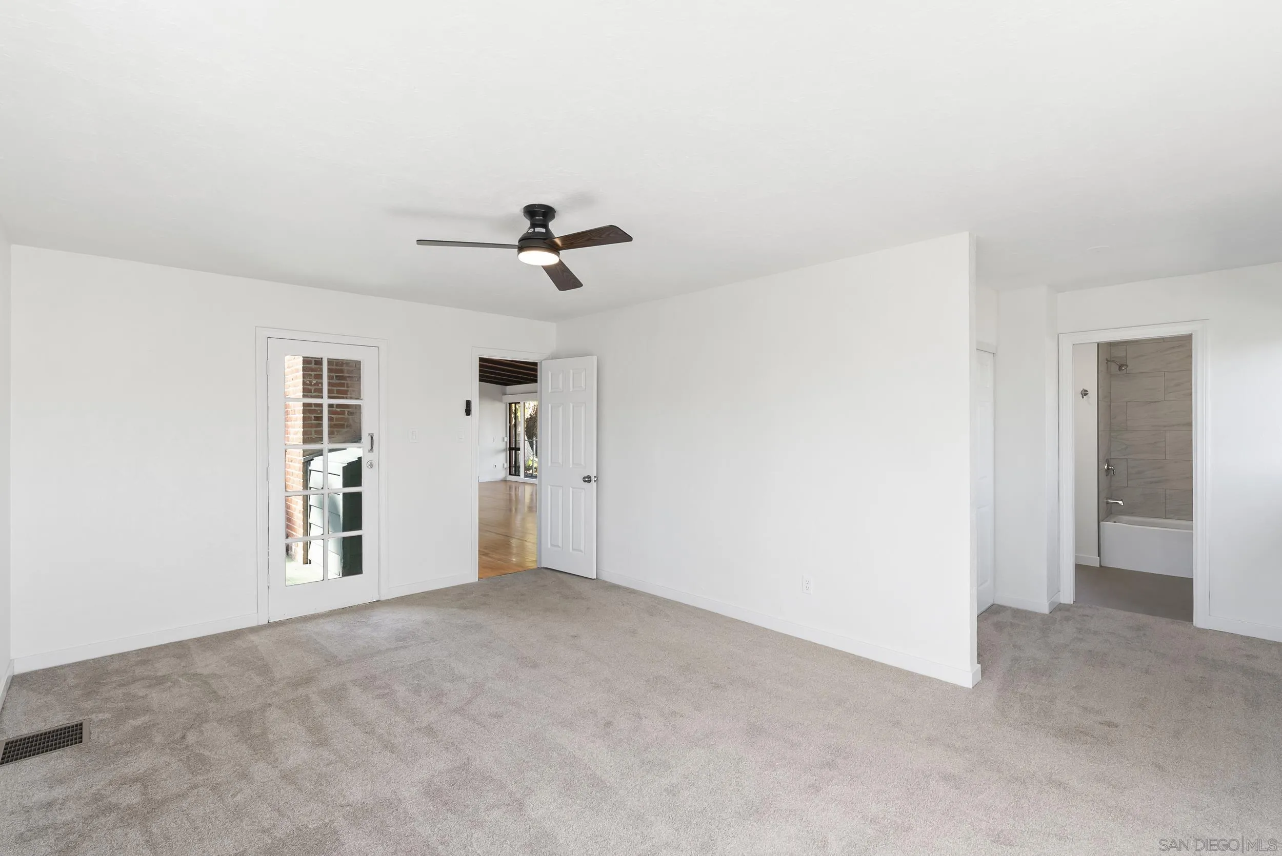 https://cdn.realtyfeed.com/cdn/127/260001877/73d665d468347f3d681bdb4abc3405c9.webp