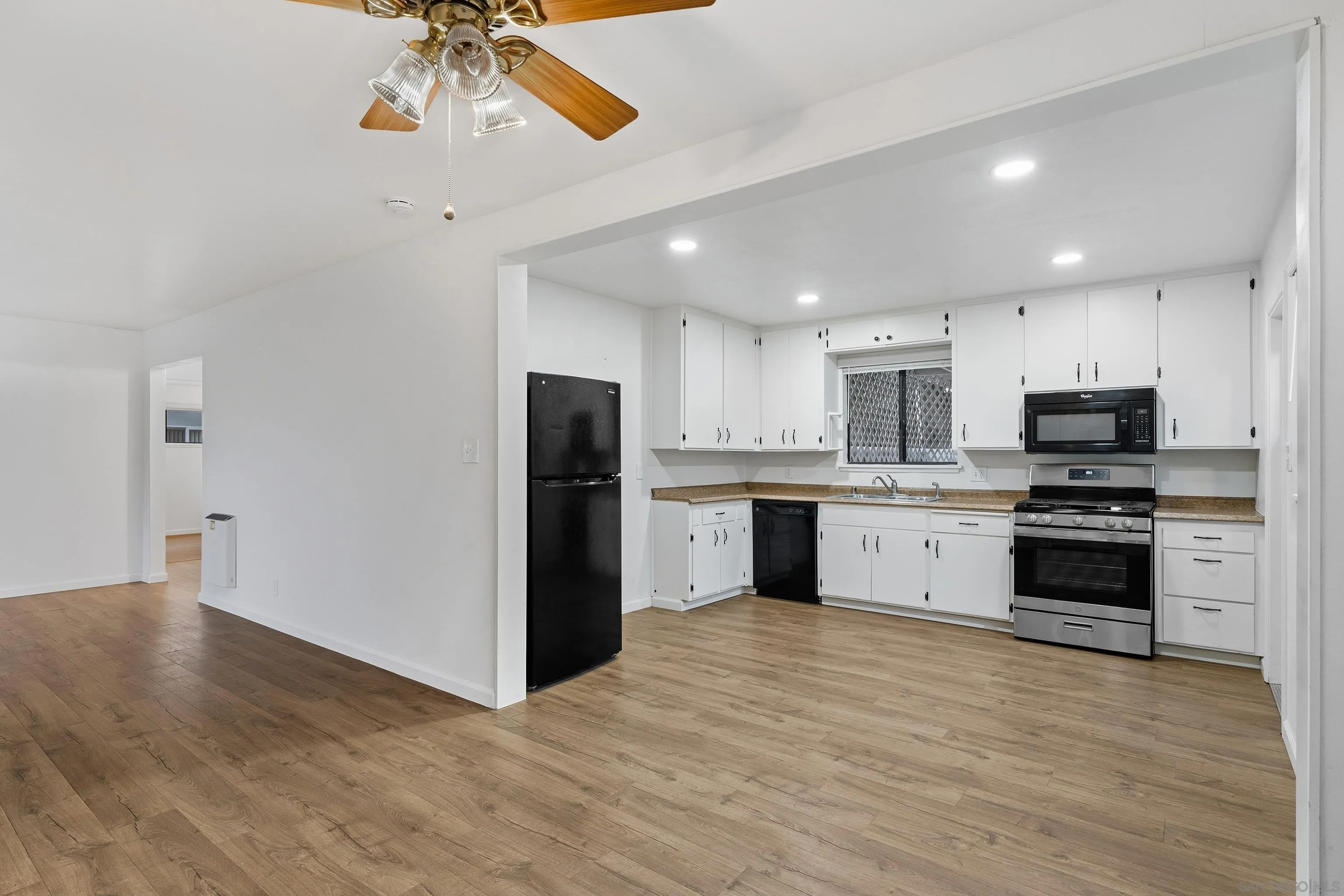 https://cdn.realtyfeed.com/cdn/127/260001880/21b85fa575eba9e2af508e093ca849ed.webp