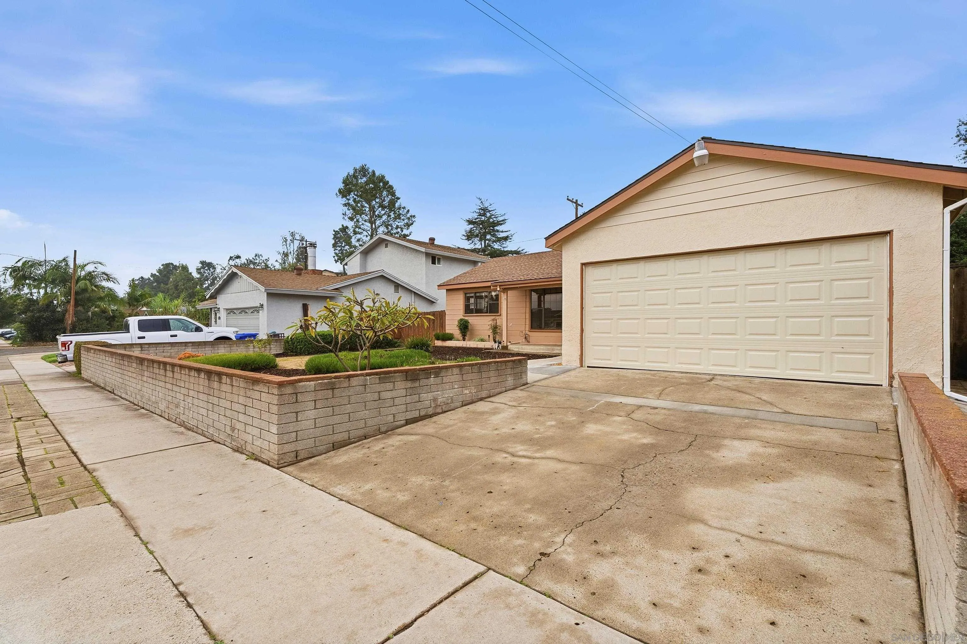 https://cdn.realtyfeed.com/cdn/127/260001880/8fd7e85e4138f91945c3b474da1af806.webp