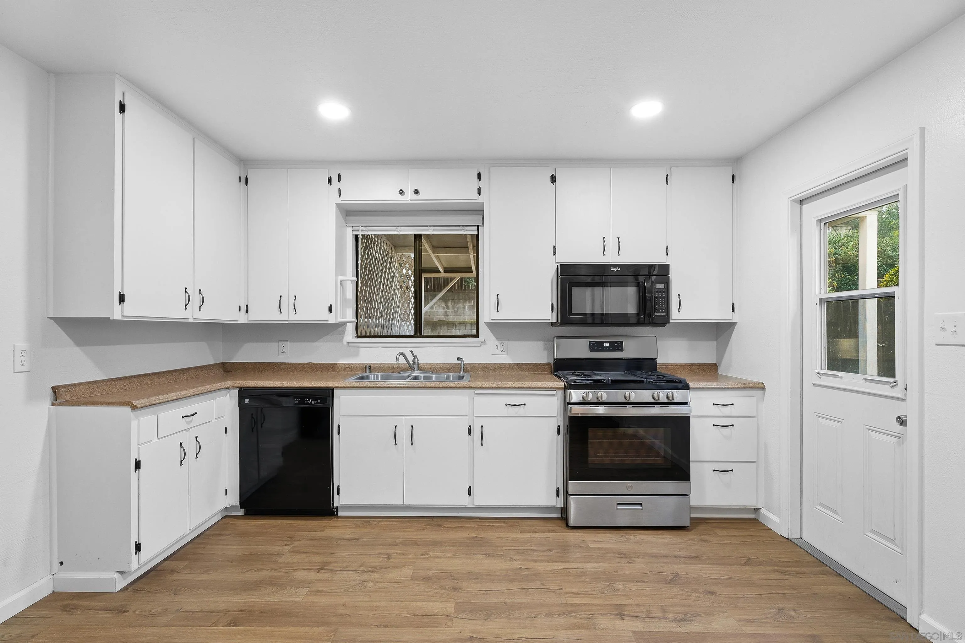 https://cdn.realtyfeed.com/cdn/127/260001880/a648281c997d3f09aa6e2c1ee8564726.webp