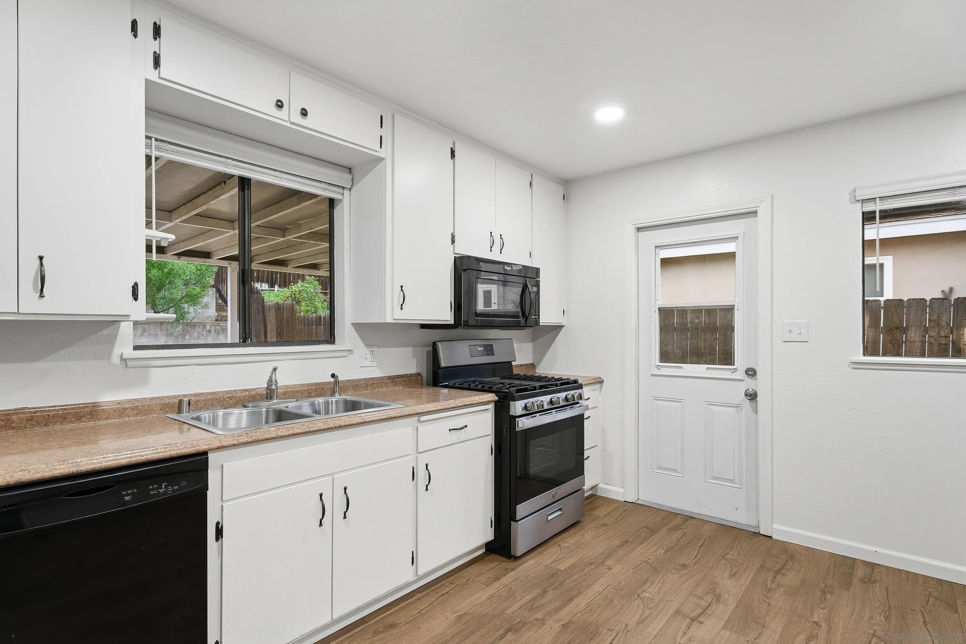https://cdn.realtyfeed.com/cdn/127/260001880/f4f98b351bdf706f61aa487e7ad5ac09.webp