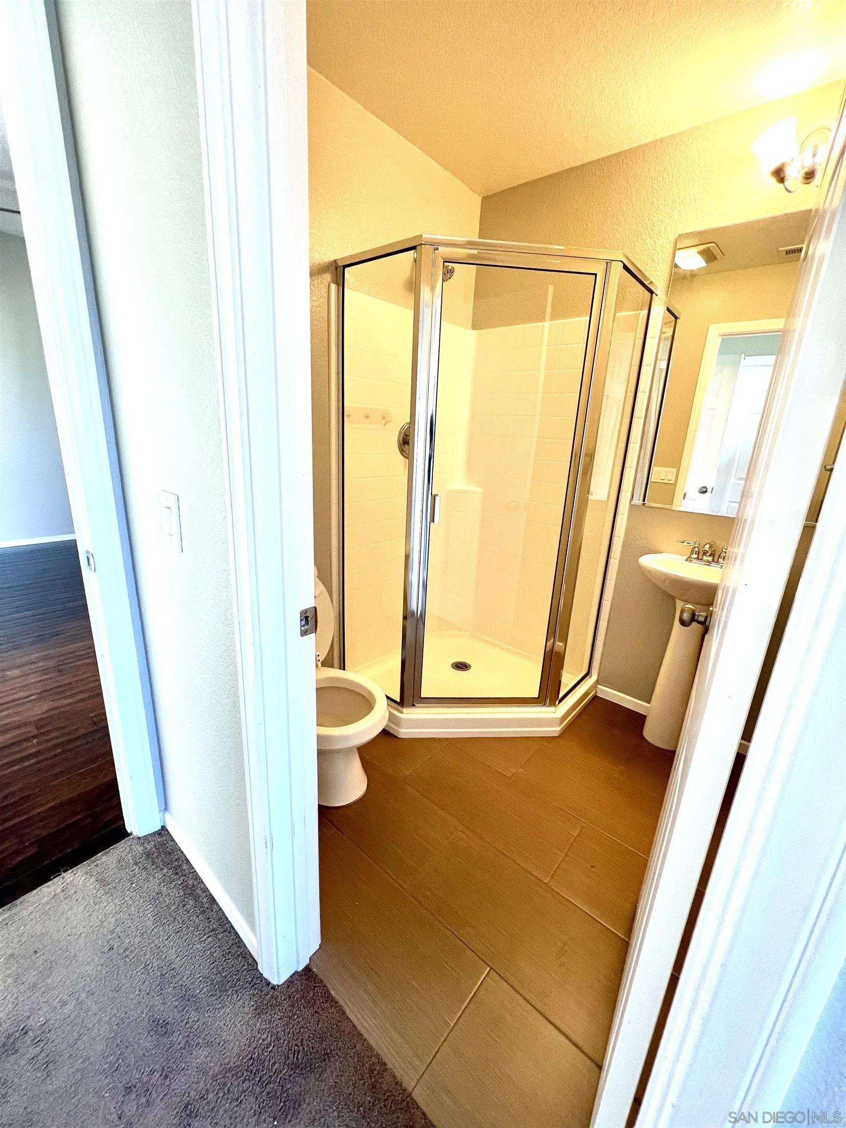 https://cdn.realtyfeed.com/cdn/127/260001883/bed402f77df254b92b7be7664218d520.webp