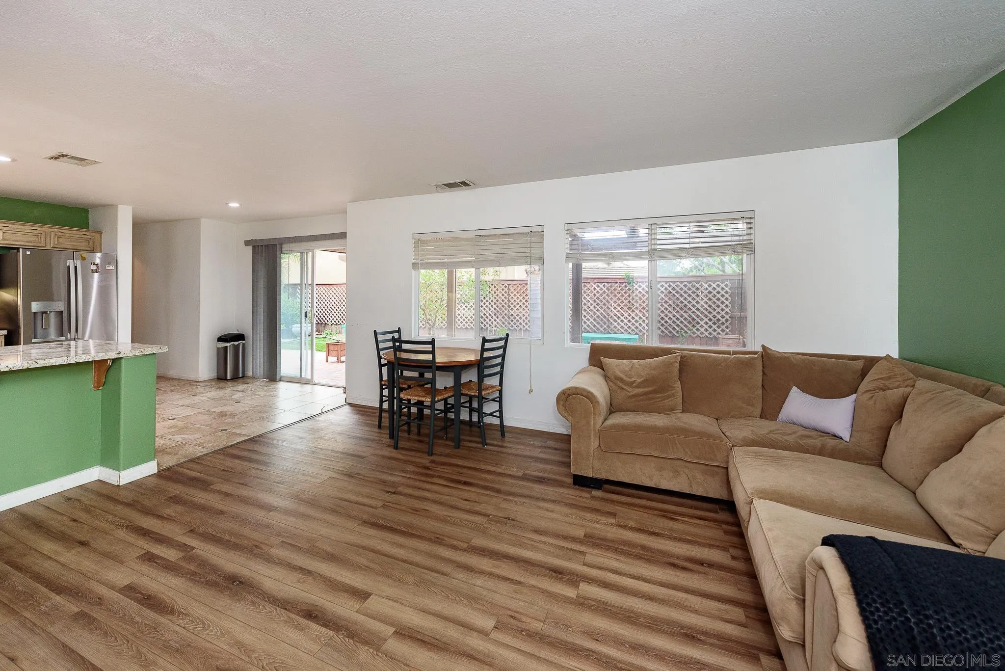 https://cdn.realtyfeed.com/cdn/127/260001890/4cca502957e54611f6efbafc5495dea8.webp