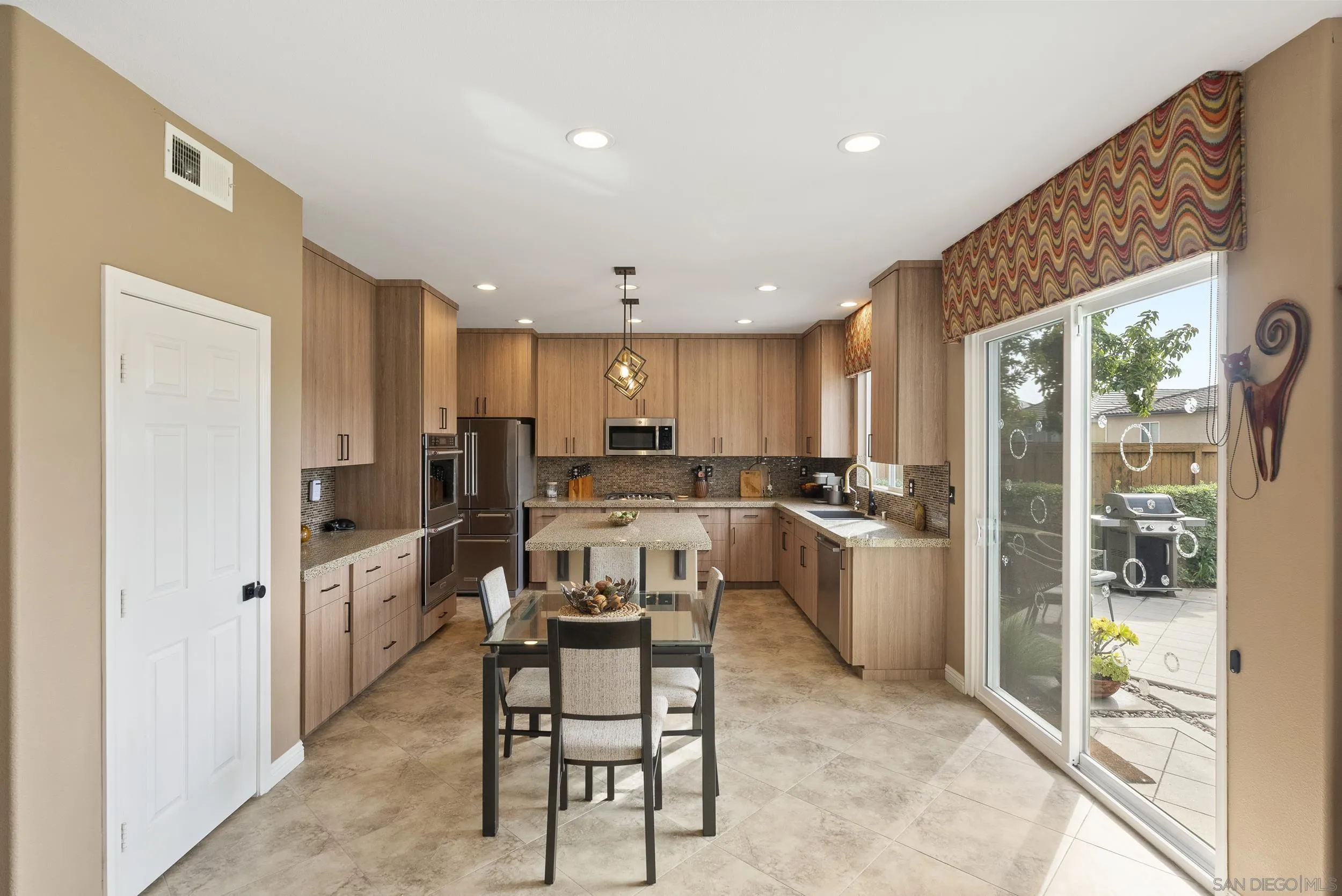 https://cdn.realtyfeed.com/cdn/127/260001915/2d66469c6dedbe7bdf335cc23c192126.webp
