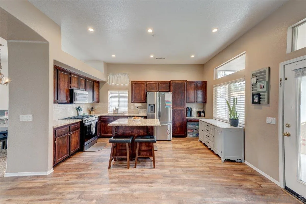 https://cdn.realtyfeed.com/cdn/127/260001916/7395b3e630778e3016f269be7bcc0fb8.webp