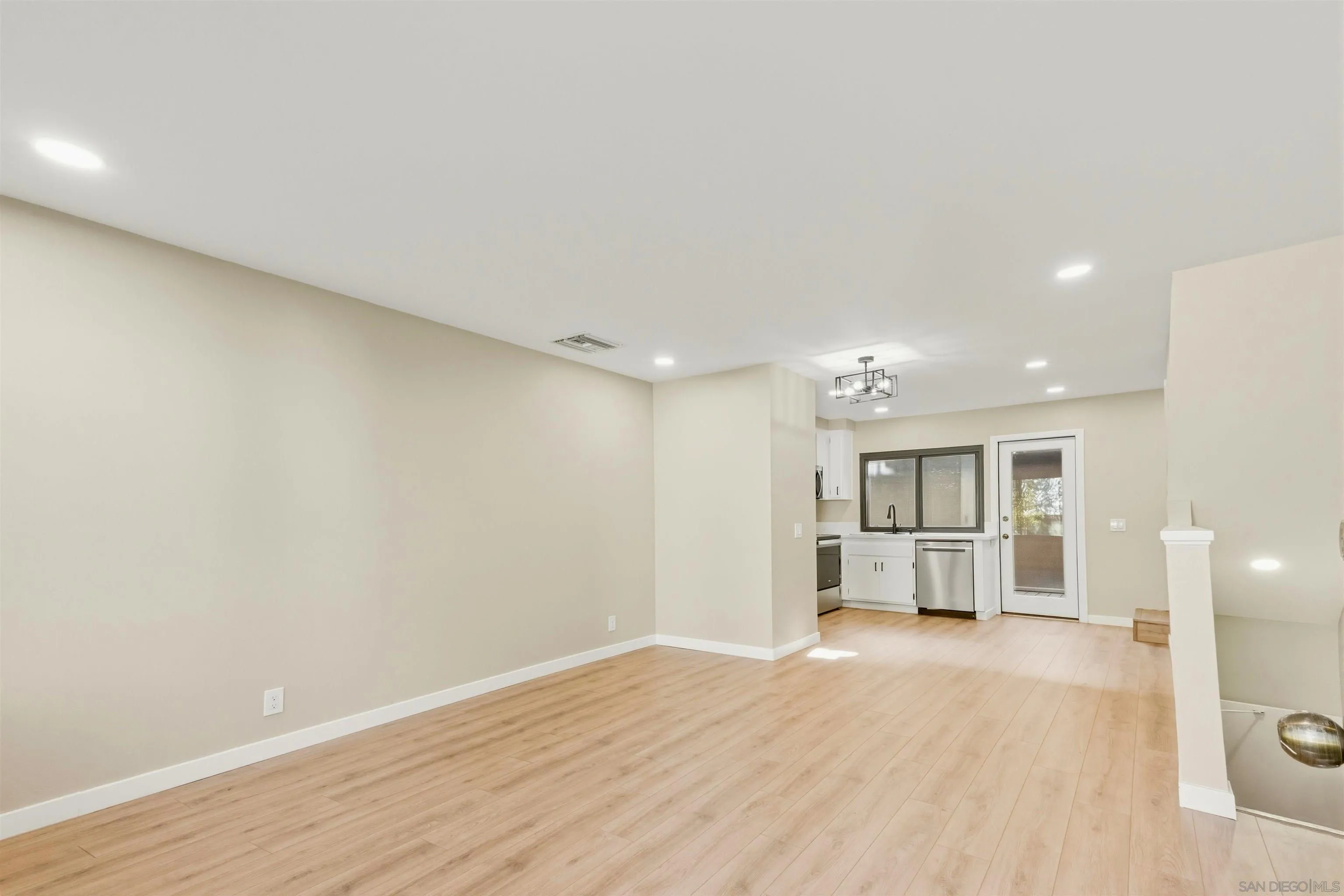 https://cdn.realtyfeed.com/cdn/127/260001933/20a07392a54be89422dcea5479e19177.webp