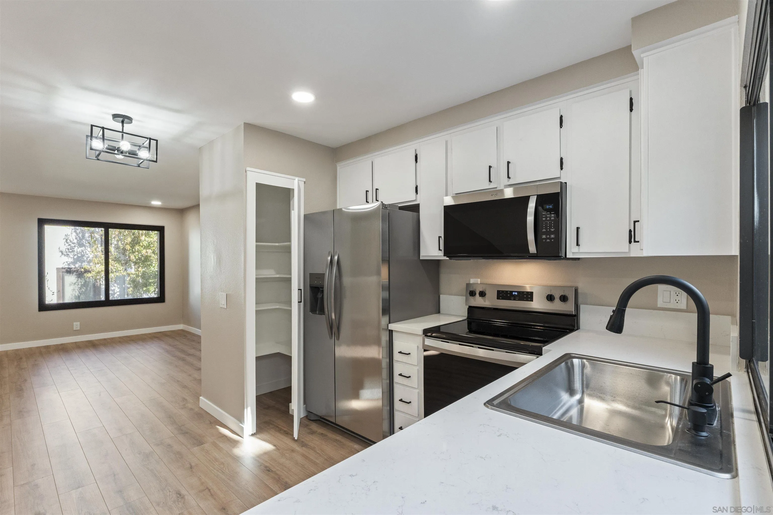https://cdn.realtyfeed.com/cdn/127/260001933/3301e7984b9a95a08cb7ac5419143e36.webp
