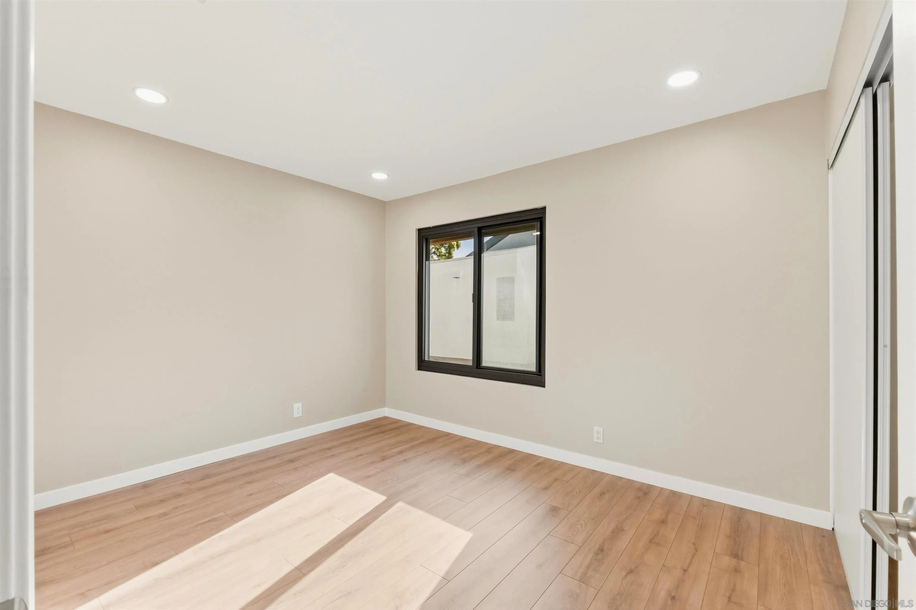 https://cdn.realtyfeed.com/cdn/127/260001933/80e182e53882bcc5ee9fde79fe95a351.webp