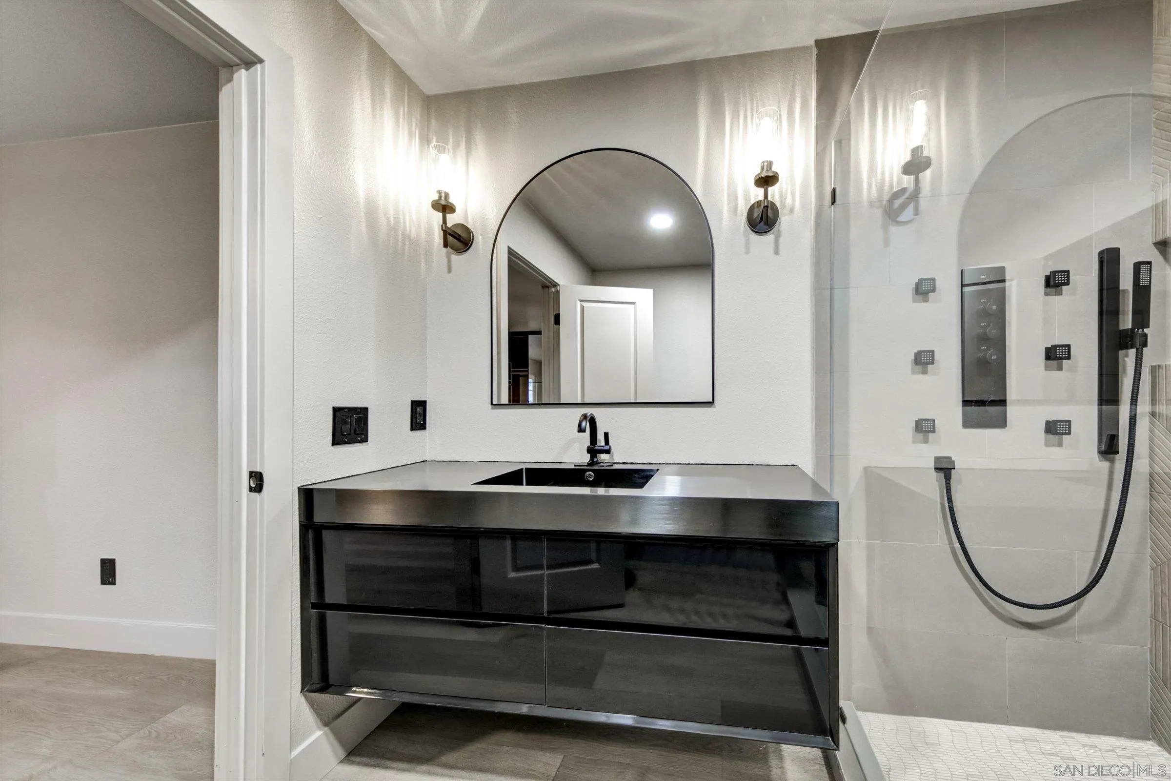 https://cdn.realtyfeed.com/cdn/127/260001935/23d5870ee34441a4569a4a18d13c4ad6.webp