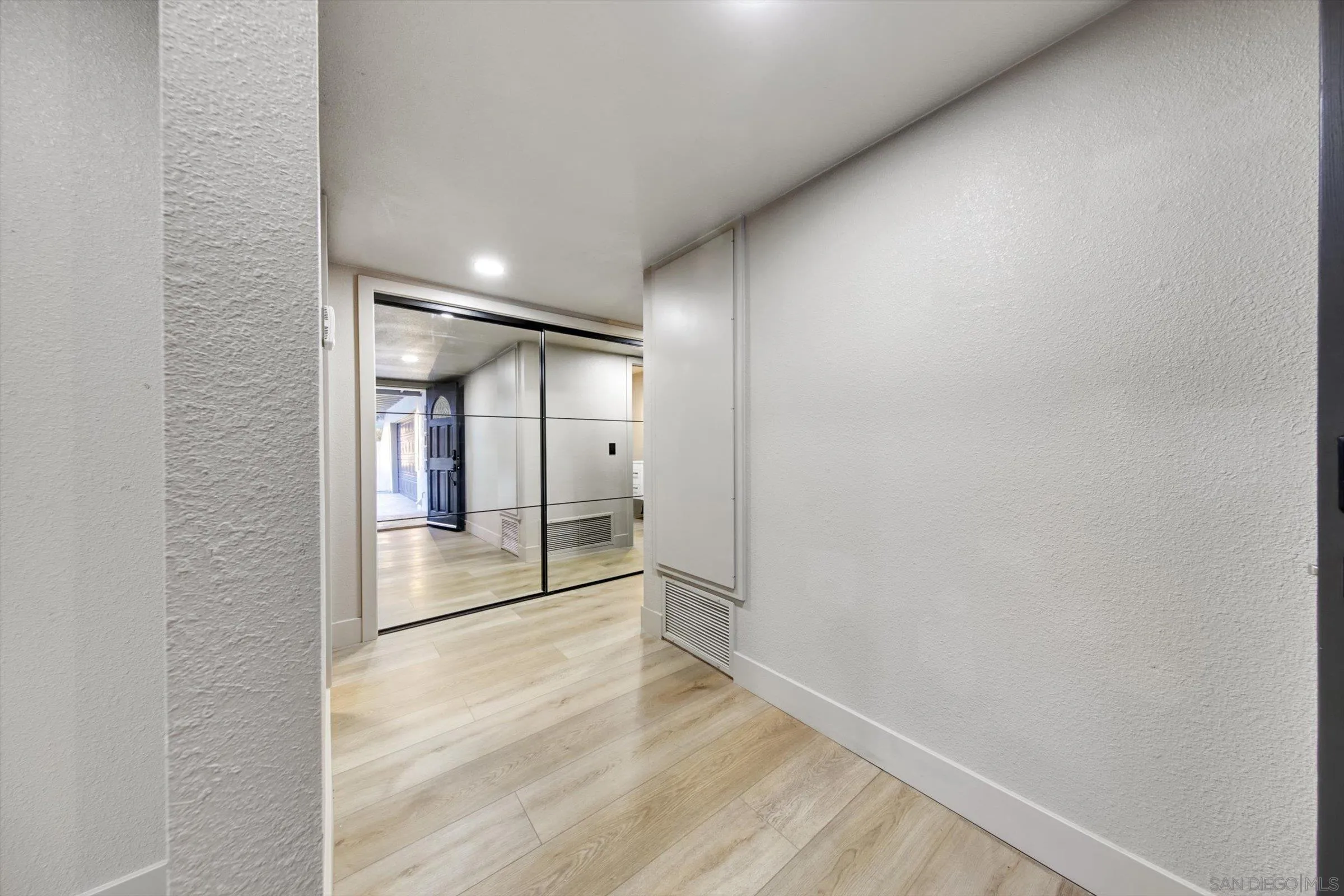 https://cdn.realtyfeed.com/cdn/127/260001935/6cfe96b5fefad12336261bdc541f1712.webp