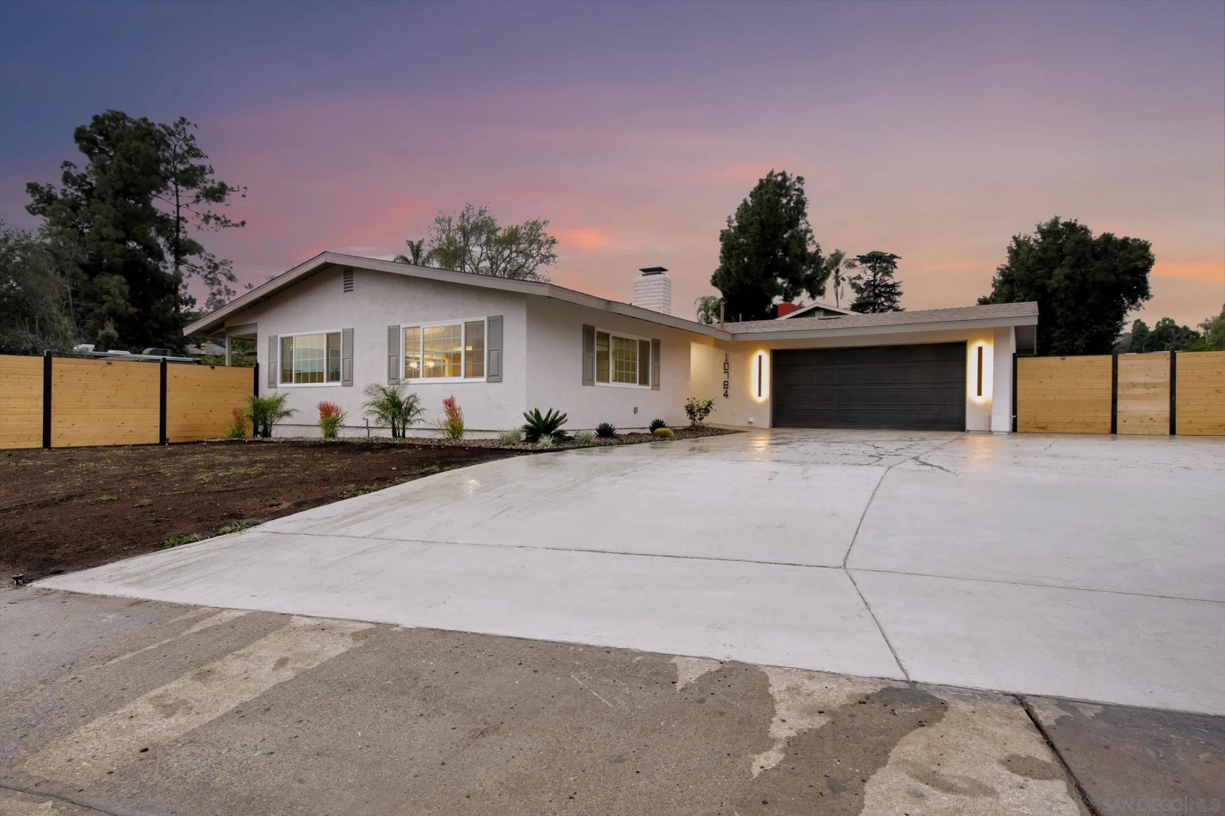 https://cdn.realtyfeed.com/cdn/127/260001935/c12387035b1034afbcd559de15f0b4a8.webp