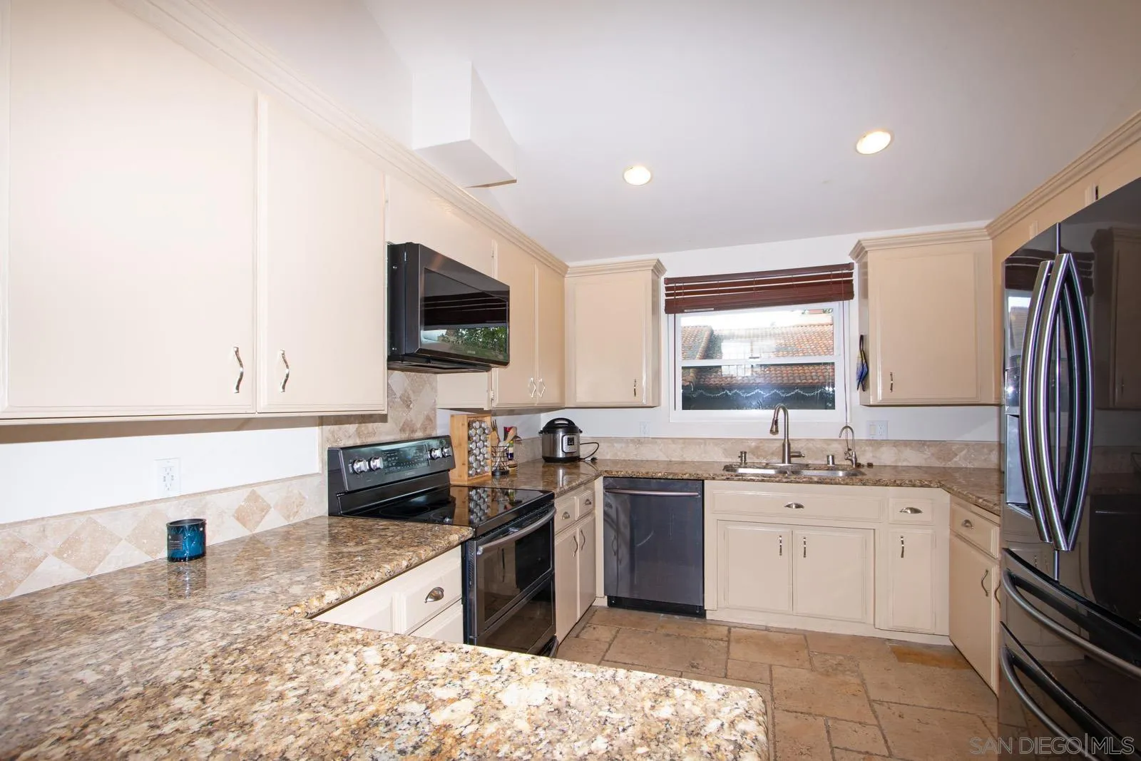 https://cdn.realtyfeed.com/cdn/127/260001937/90c308ab06aa2e244613d903c340dff8.webp