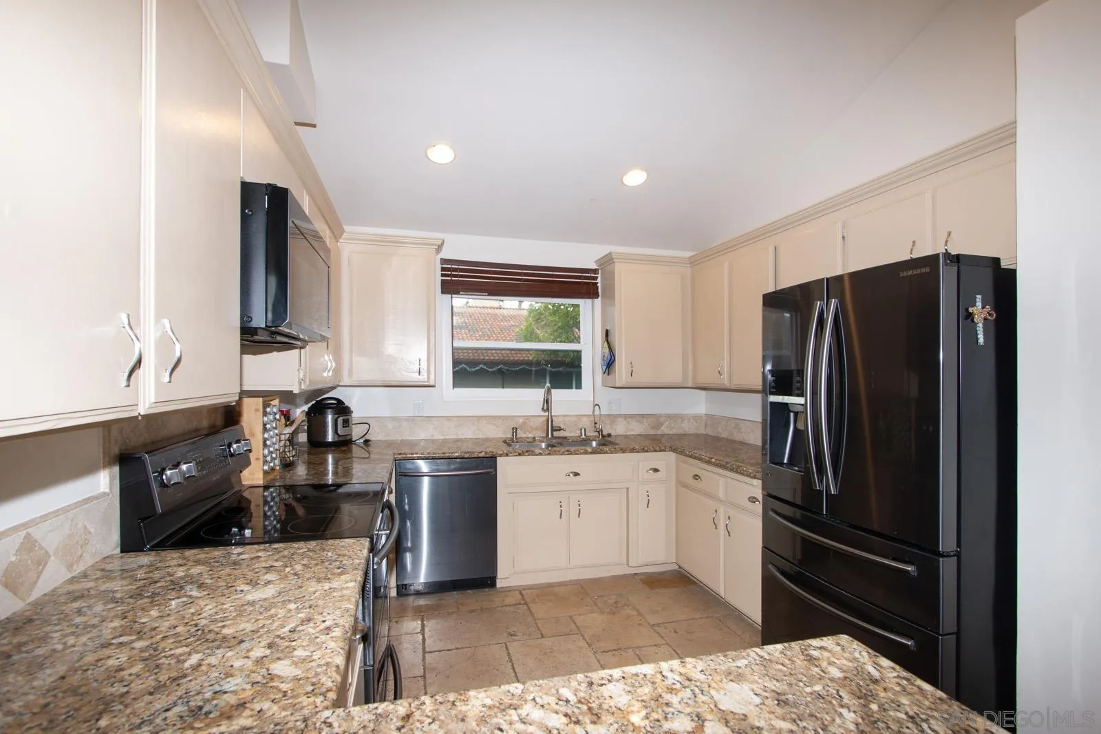 https://cdn.realtyfeed.com/cdn/127/260001937/a28c02a138f999f43ada9a65c4c4db0d.webp