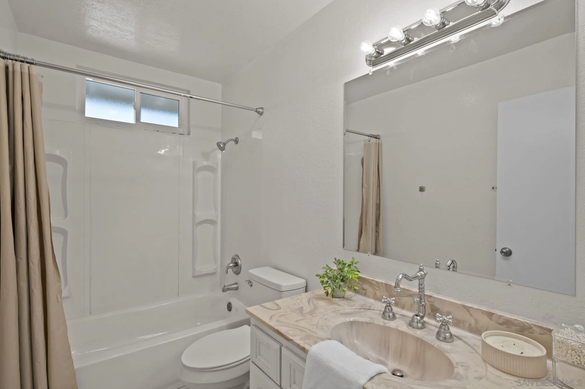 https://cdn.realtyfeed.com/cdn/127/260001972/11efd72a762745508c92bbbd388ad381.webp