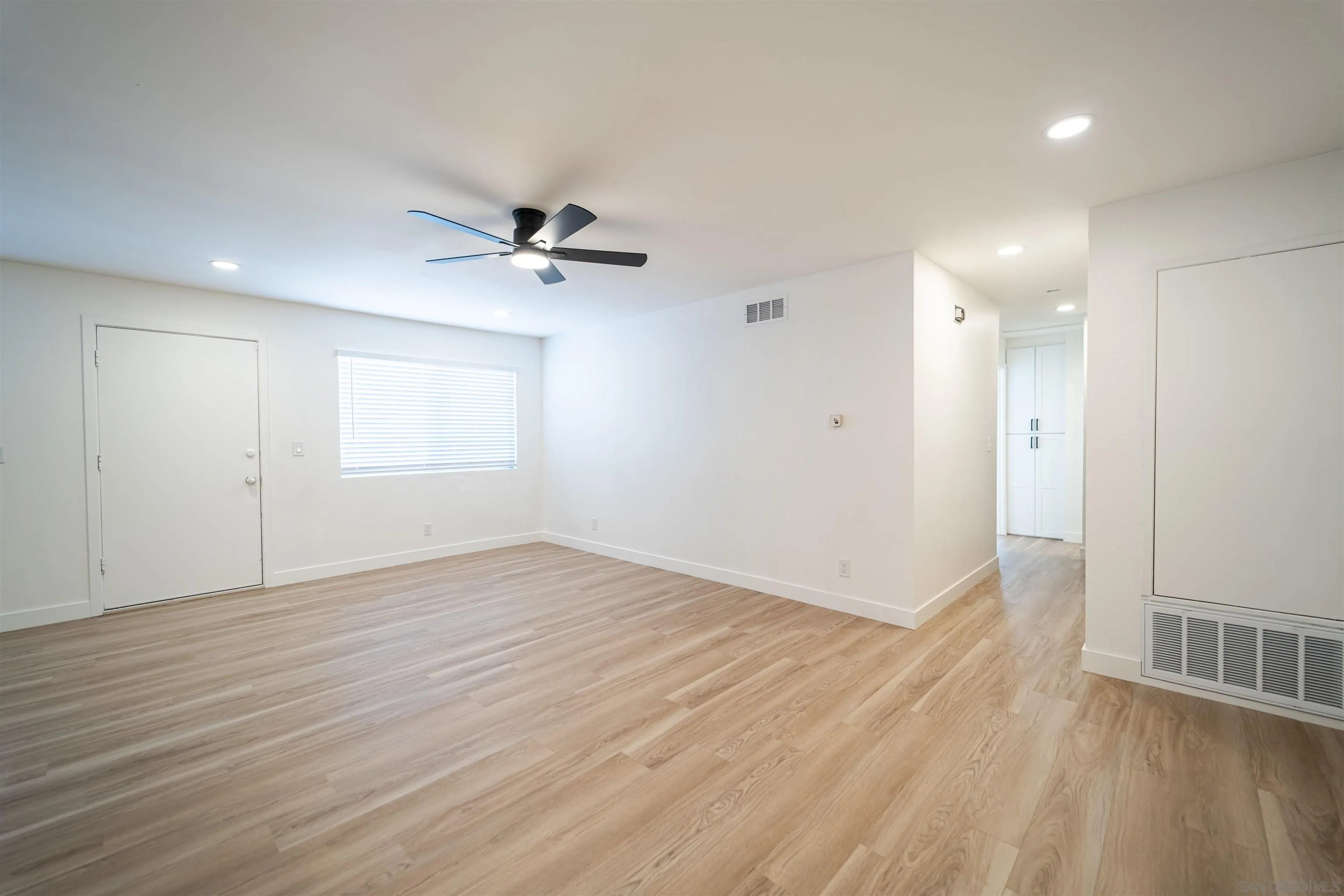 https://cdn.realtyfeed.com/cdn/127/260001975/19c251447bf7b264d6e28ebe8138fd5c.webp