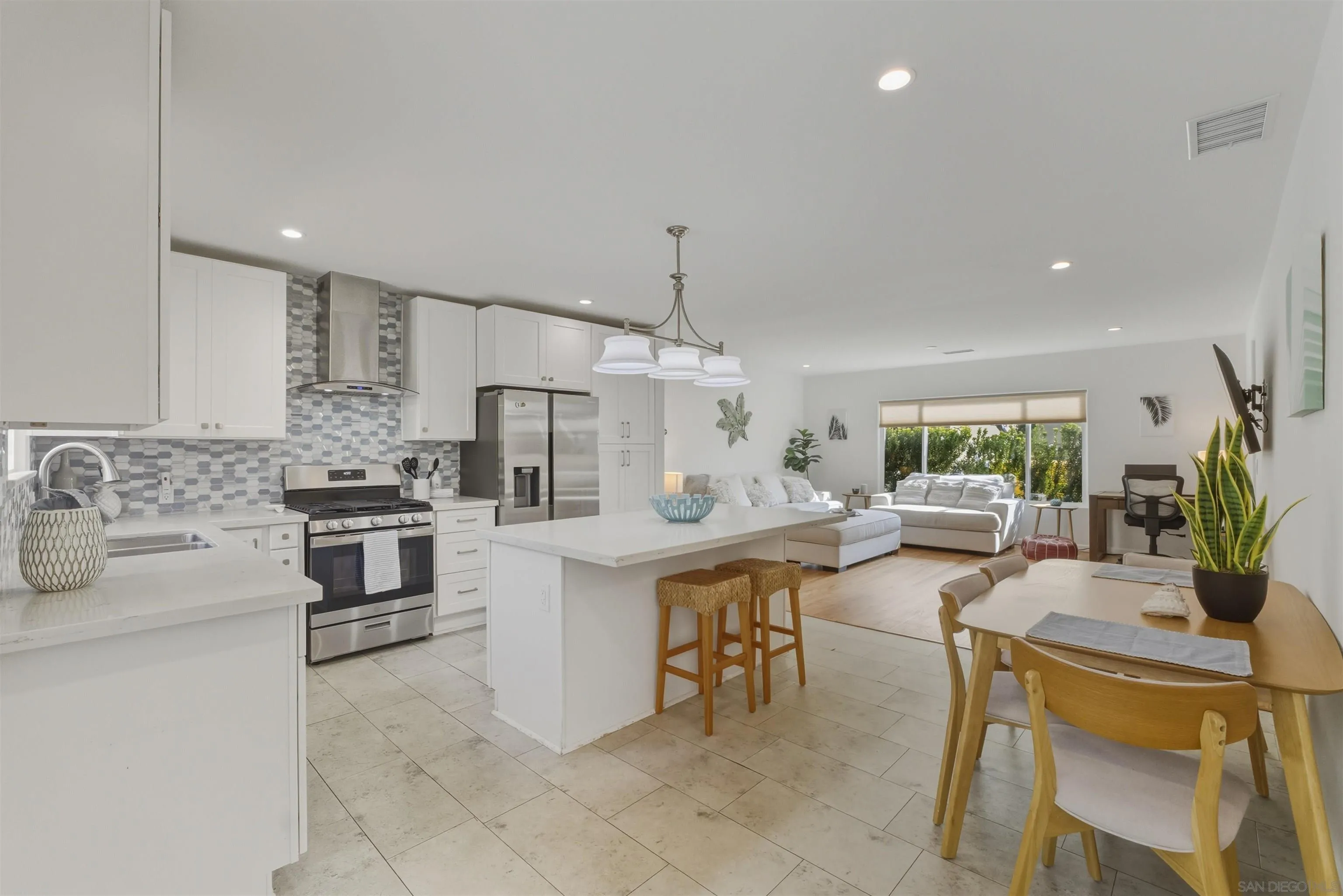 https://cdn.realtyfeed.com/cdn/127/260001980/73b8e9e9929759a3ca32e76a66c77be8.webp
