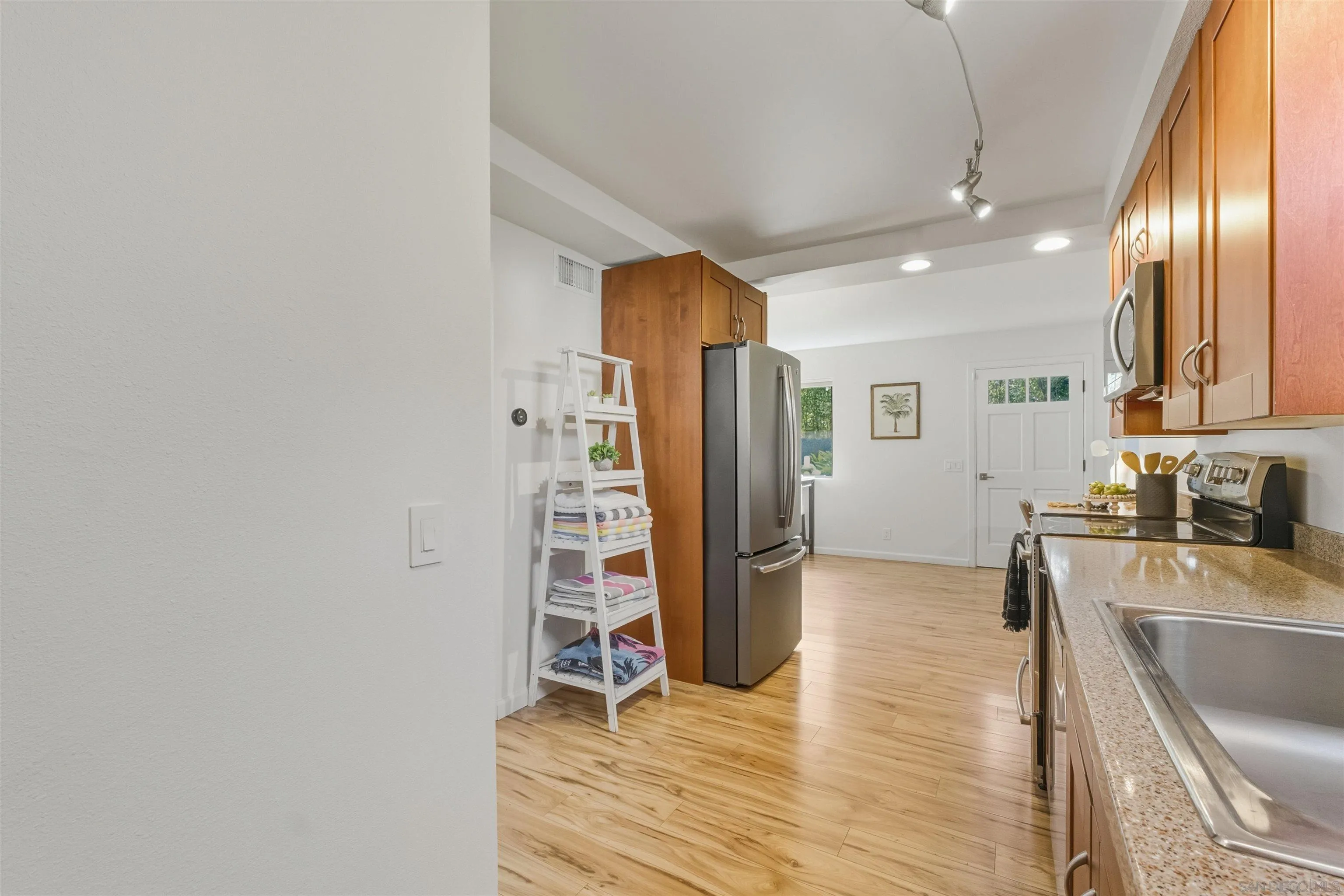 https://cdn.realtyfeed.com/cdn/127/260001980/a1a4371b0fed8d2c13131c2581f2e8f0.webp