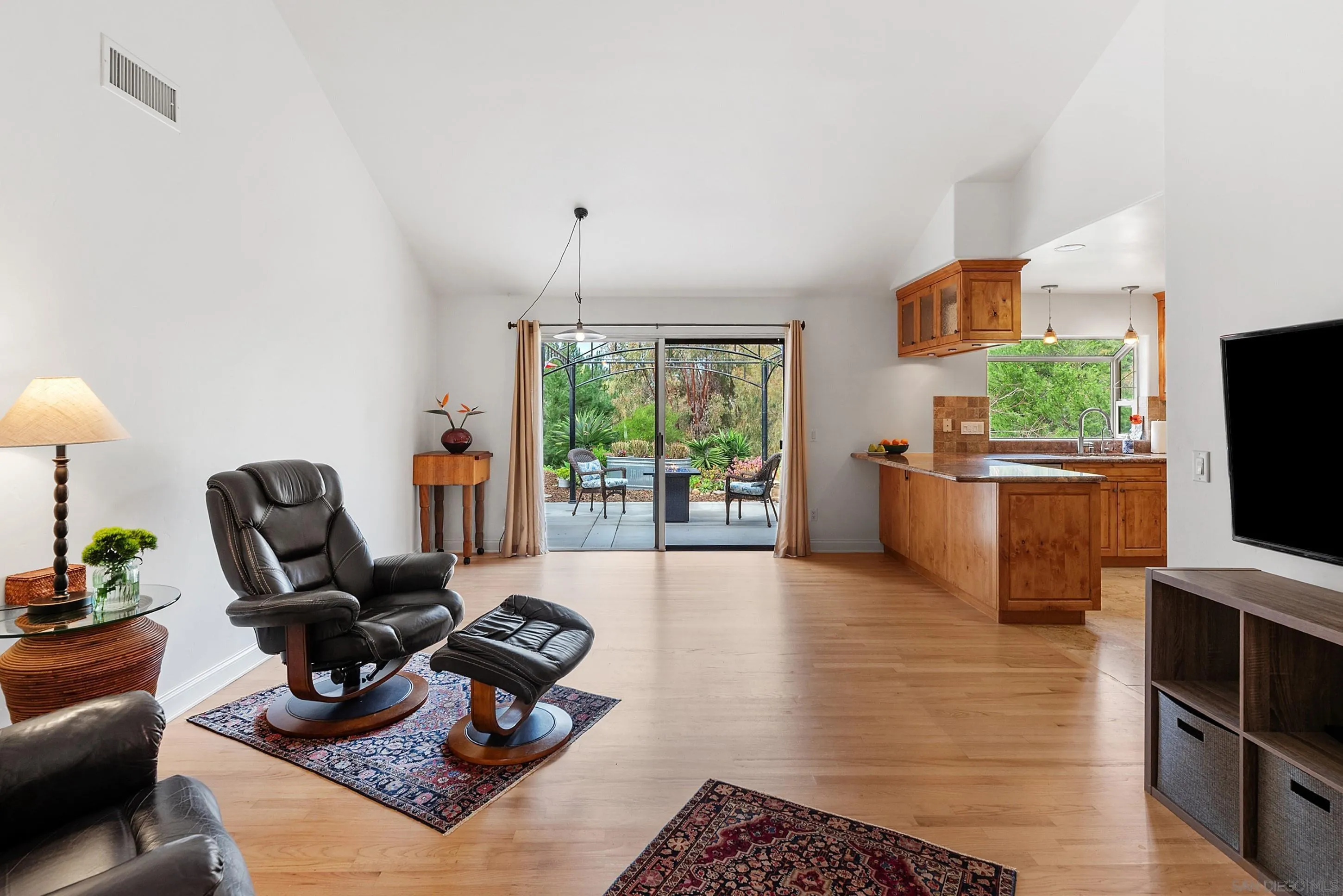 https://cdn.realtyfeed.com/cdn/127/260001983/334760a4e2b65d1456915713a0857853.webp