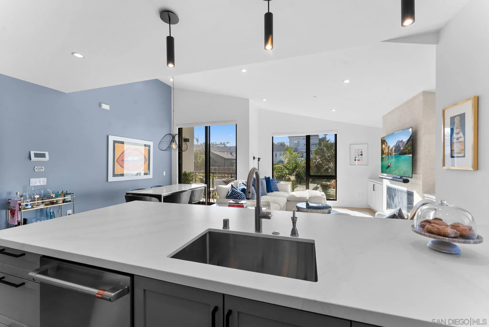 https://cdn.realtyfeed.com/cdn/127/260001984/c81589d1e3b342702e5c2f6a7035c4aa.webp