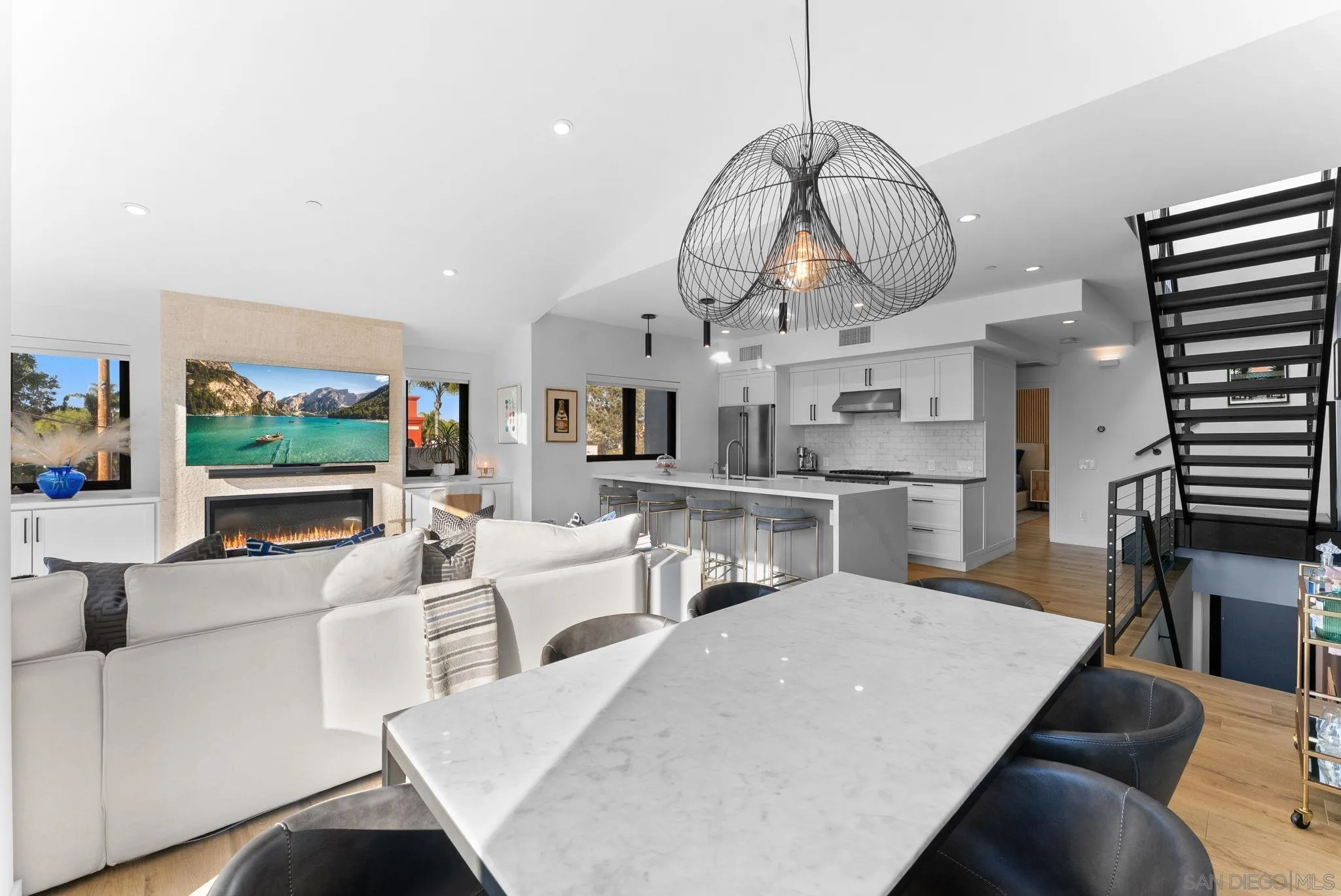 https://cdn.realtyfeed.com/cdn/127/260001984/e9a9a501e50eccc240667efd4afe9365.webp