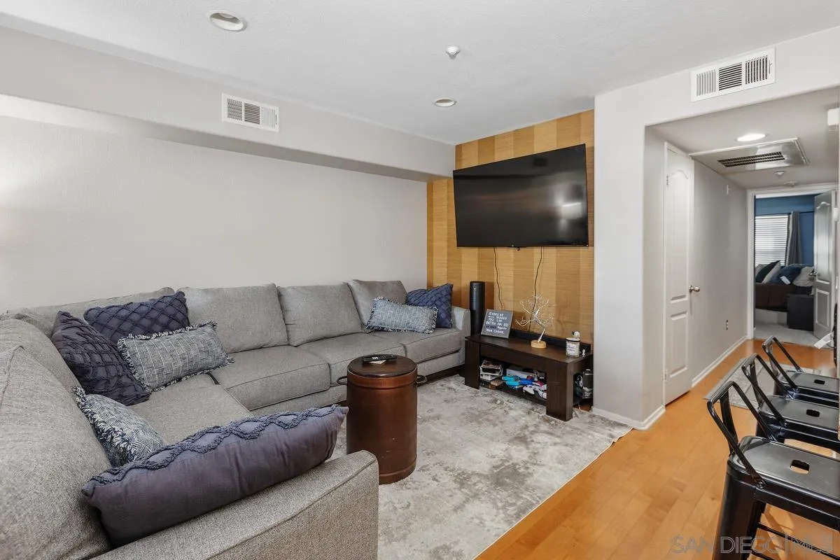https://cdn.realtyfeed.com/cdn/127/260001989/4099cf37009438d74ae08f2660004032.webp