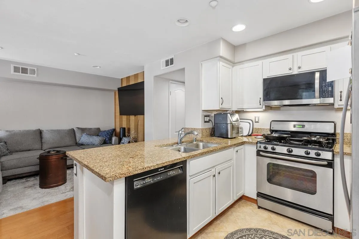 https://cdn.realtyfeed.com/cdn/127/260001989/7f2d5344bb98f3159af47240d270daa6.webp