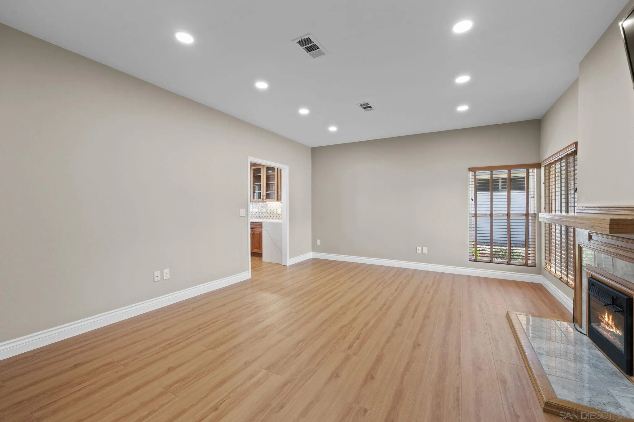 https://cdn.realtyfeed.com/cdn/127/260002003/e78f2233516b2e21278179b69576e541.webp