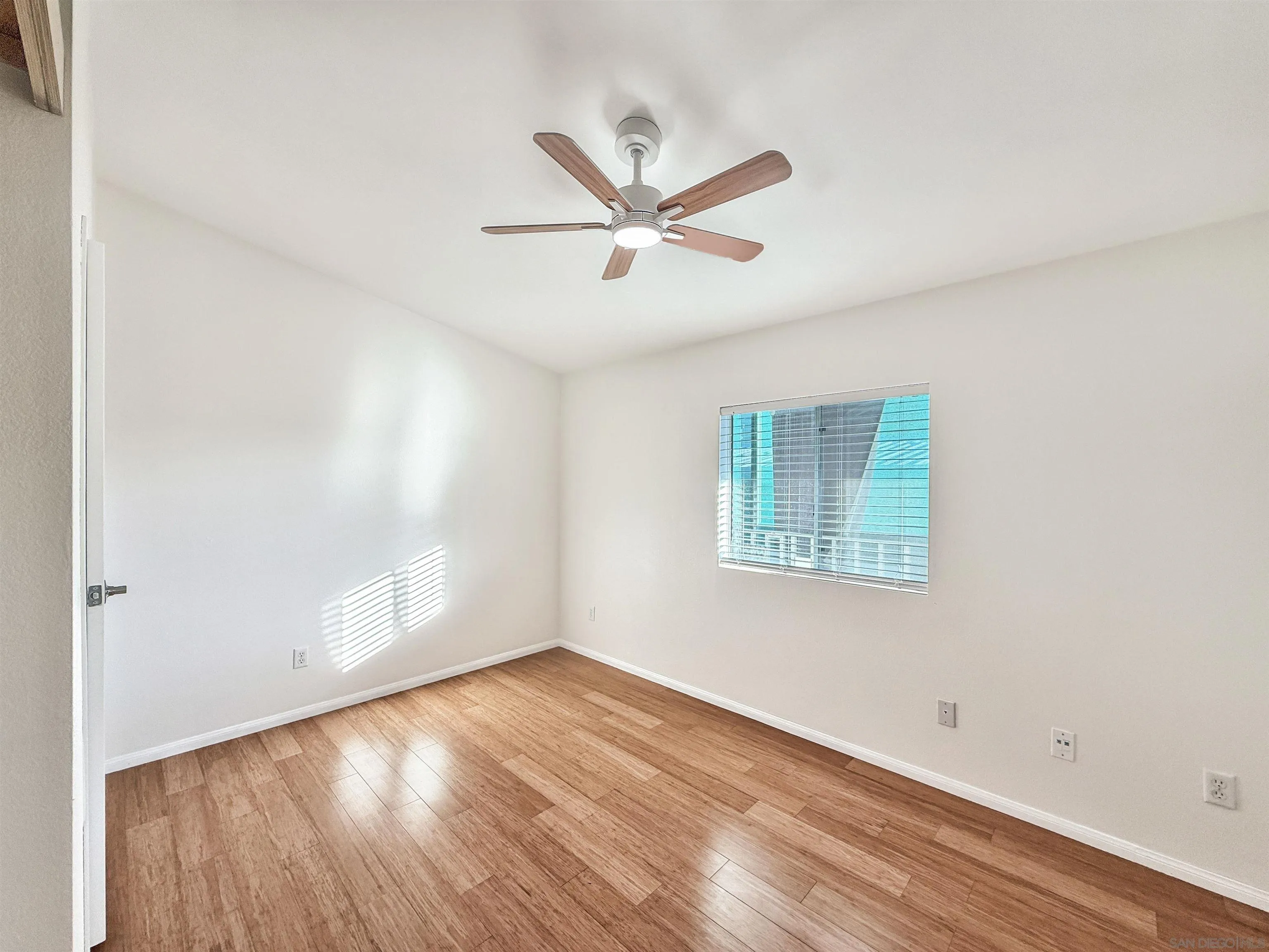 https://cdn.realtyfeed.com/cdn/127/260002010/1deb9bd907cd447537f50493729f47f1.webp