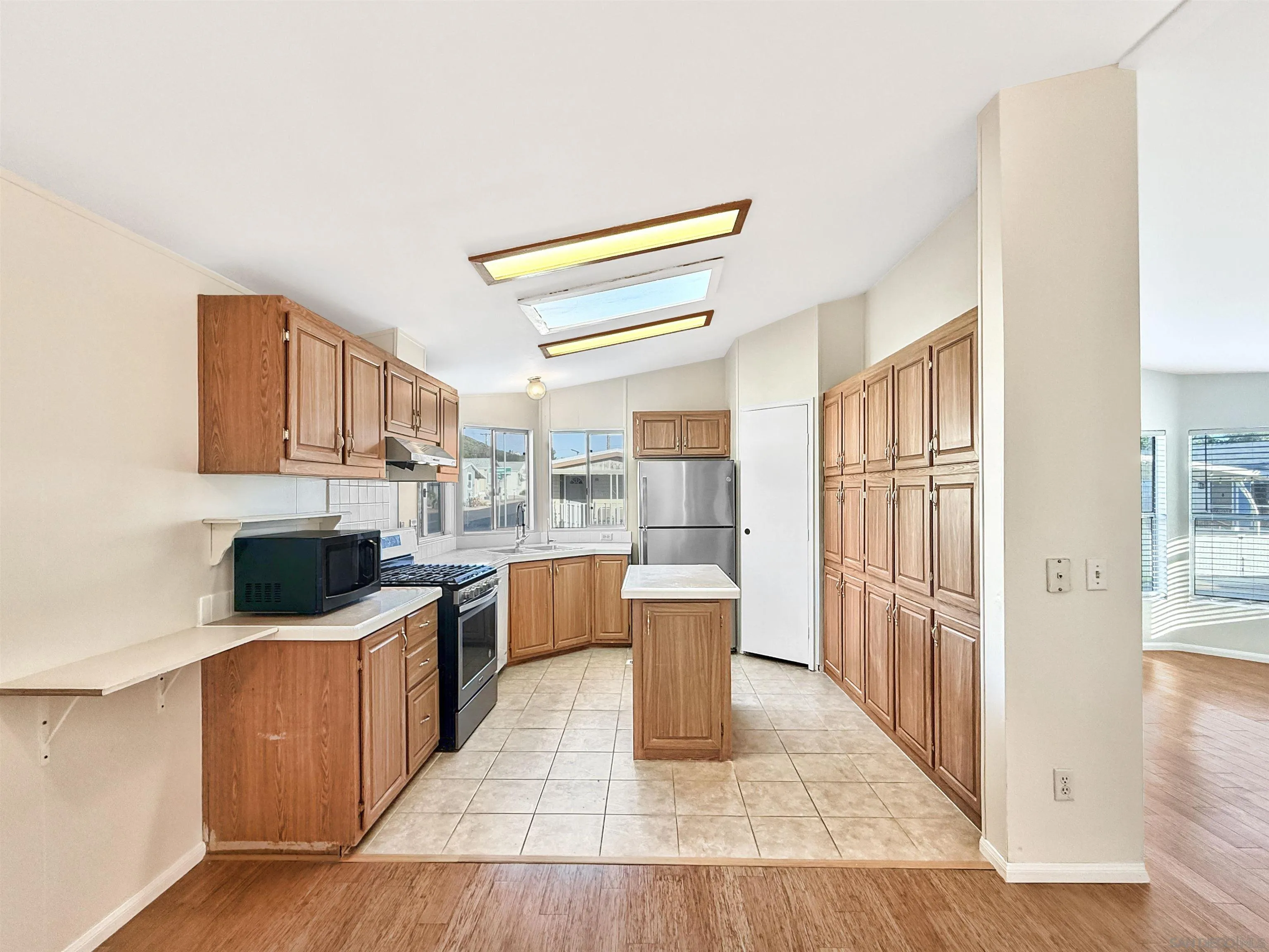 https://cdn.realtyfeed.com/cdn/127/260002010/af55772e1a0220a7353542a082205132.webp