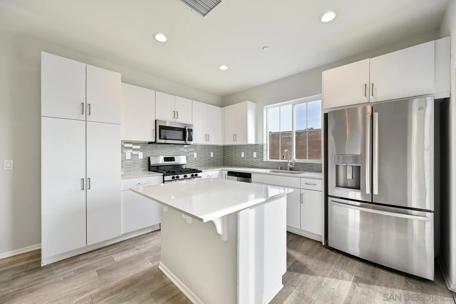 https://cdn.realtyfeed.com/cdn/127/260002023/37079ac6b5c2374b7e07e3ab3c9d2f40.webp