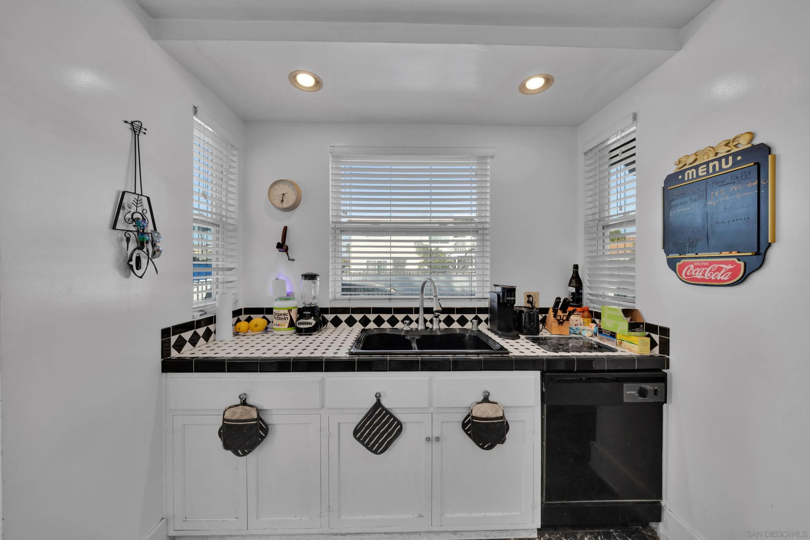 https://cdn.realtyfeed.com/cdn/127/260002025/2860eaa0a36f8bd5f1562e9bc35dc924.webp