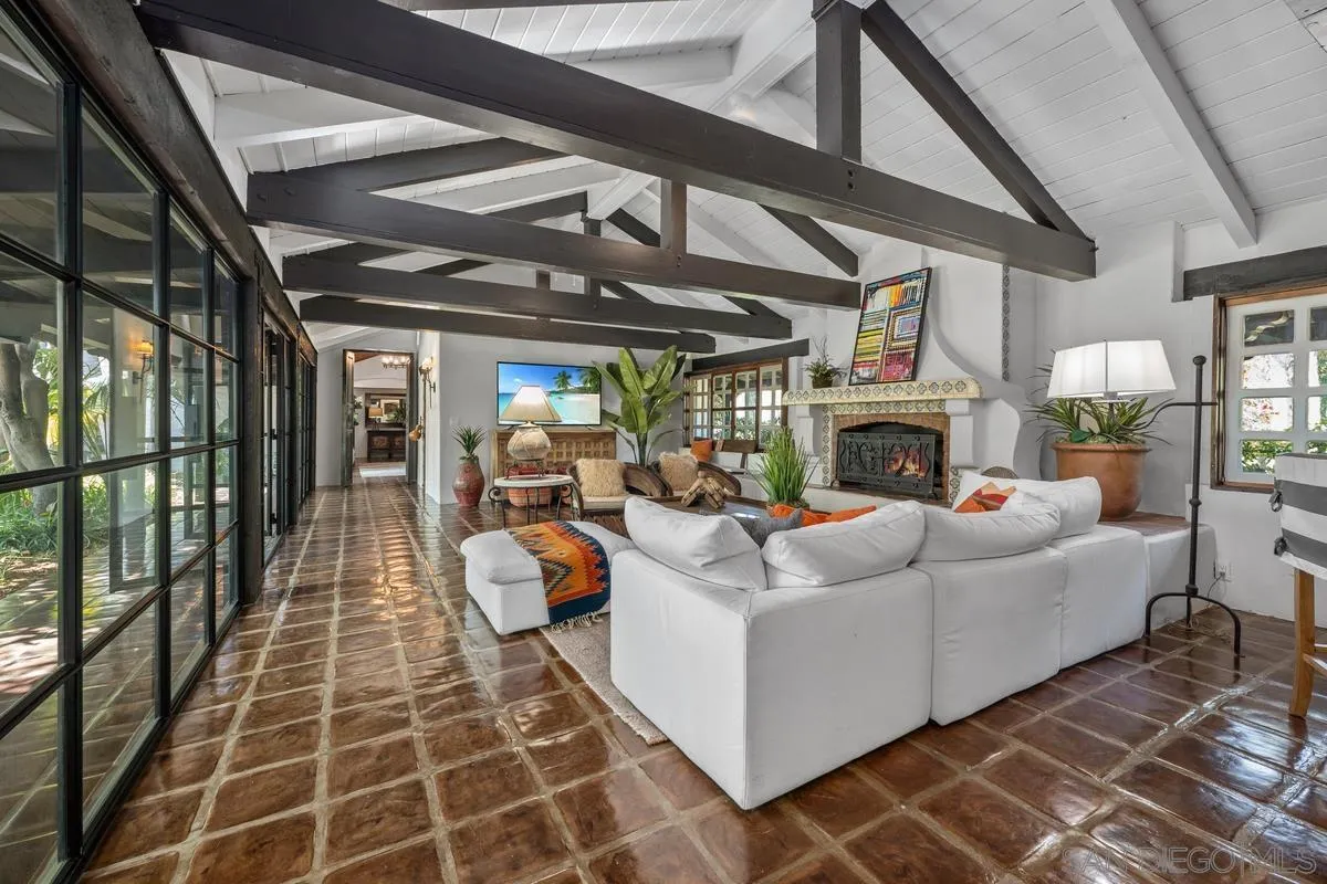 https://cdn.realtyfeed.com/cdn/127/260002051/080313f74a961d709f2a4ba2d06cc173.webp