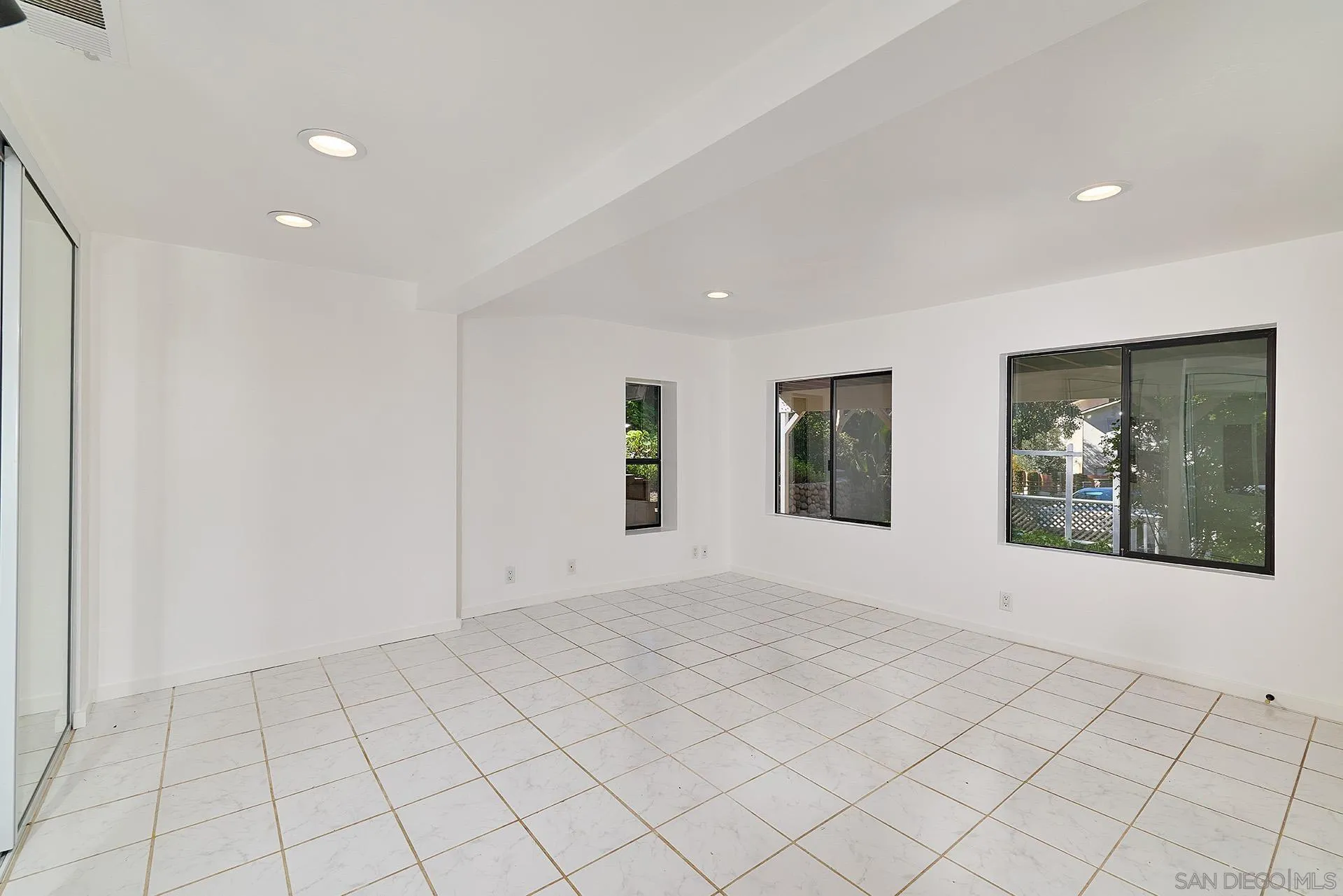 https://cdn.realtyfeed.com/cdn/127/260002062/2d8e1fede860ed7498d73b612f79b5f9.webp