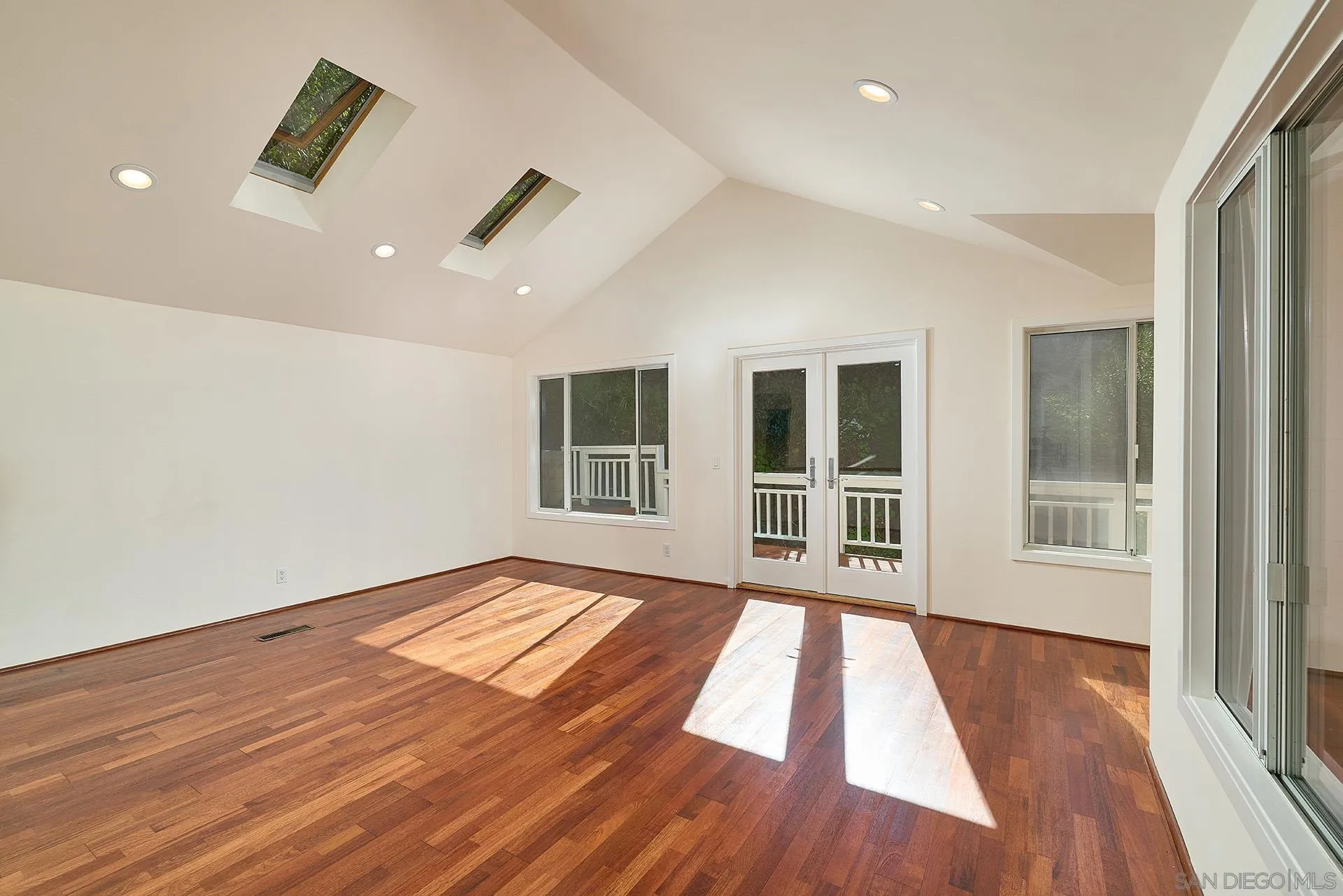 https://cdn.realtyfeed.com/cdn/127/260002062/2e3e8ce37dfff15d6a1b332c08613823.webp