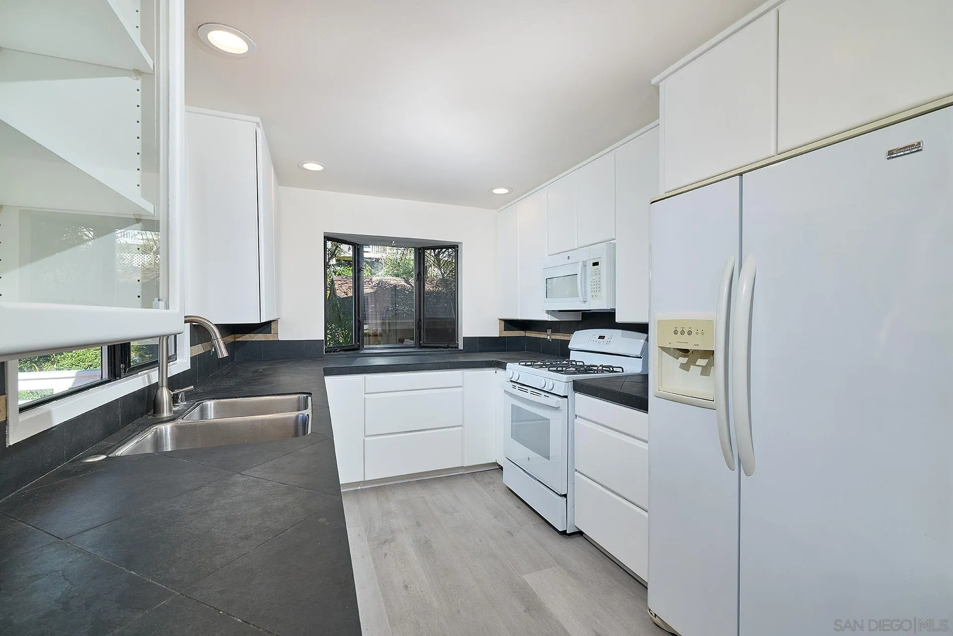 https://cdn.realtyfeed.com/cdn/127/260002062/d90682979047da685e60891fb42f4806.webp