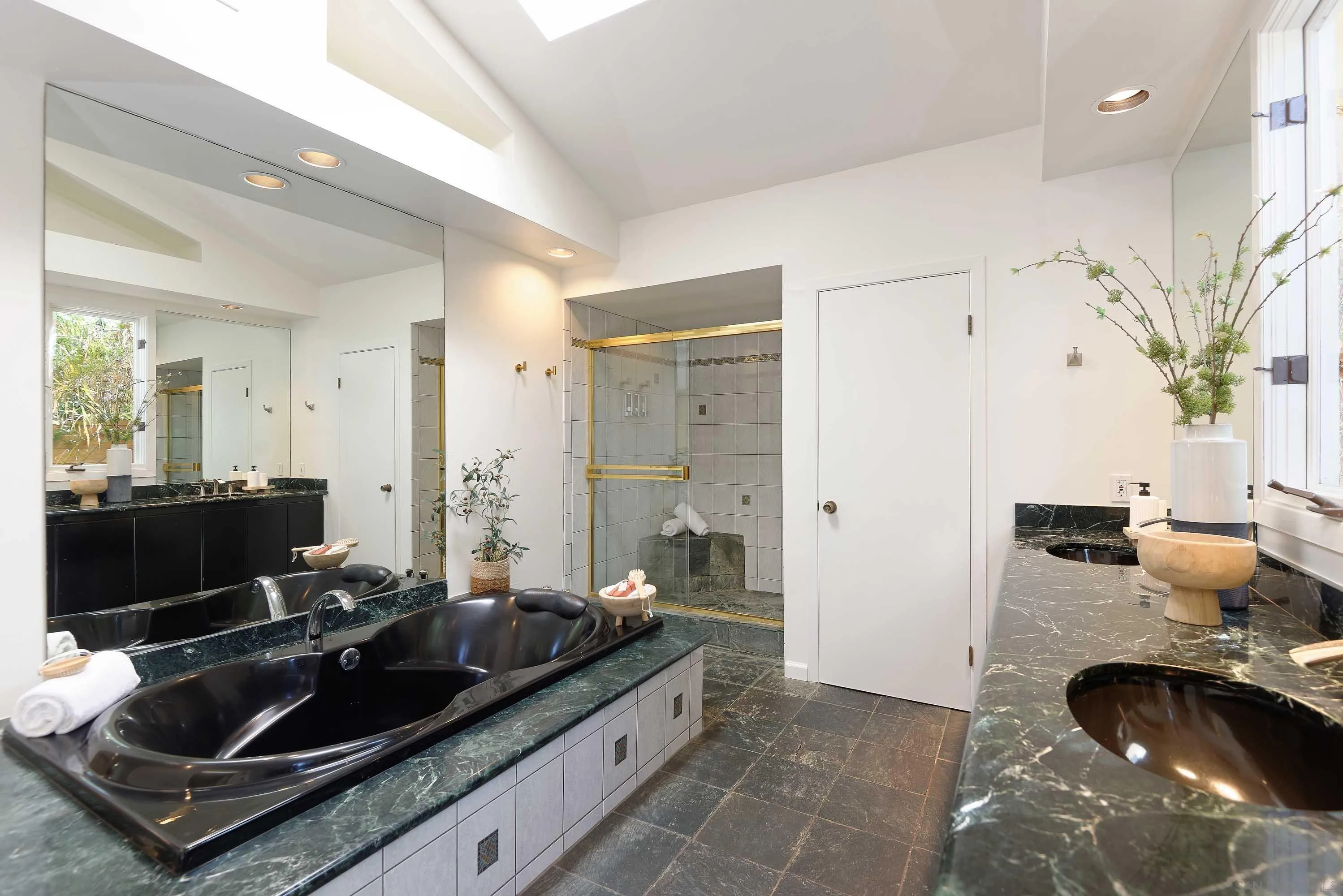 https://cdn.realtyfeed.com/cdn/127/260002086/4d960f515dd3edcfc64a39819ab9f251.webp