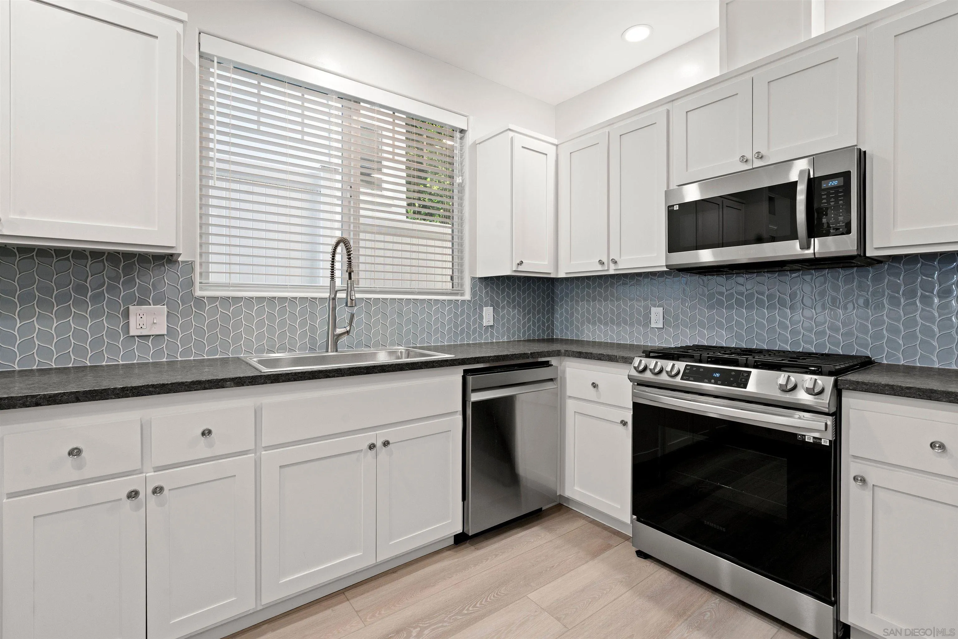 https://cdn.realtyfeed.com/cdn/127/260002090/201d87b7554d279793733825addd2c69.webp