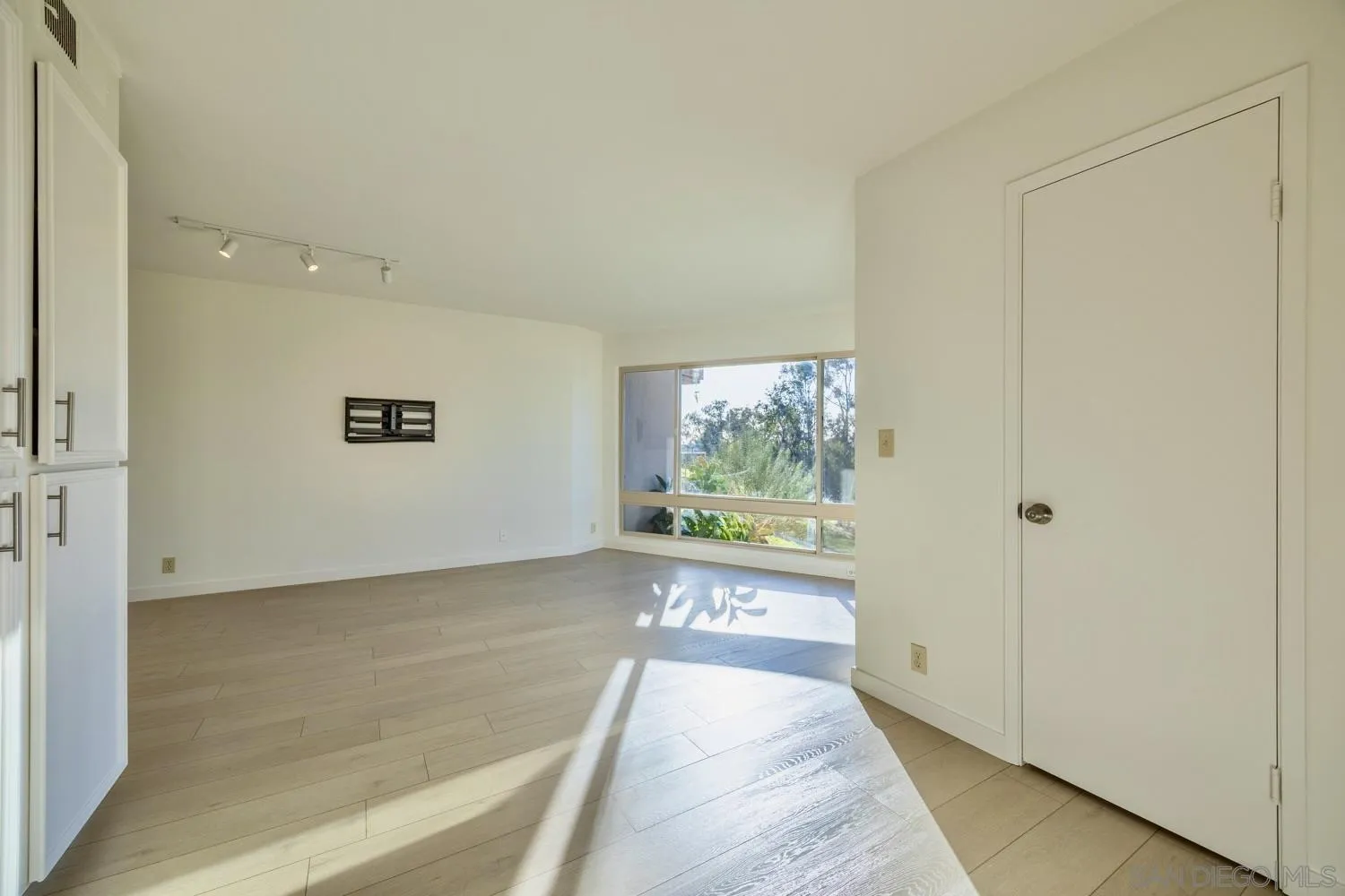 Photo #5: 260002095 Listing: Photo #5