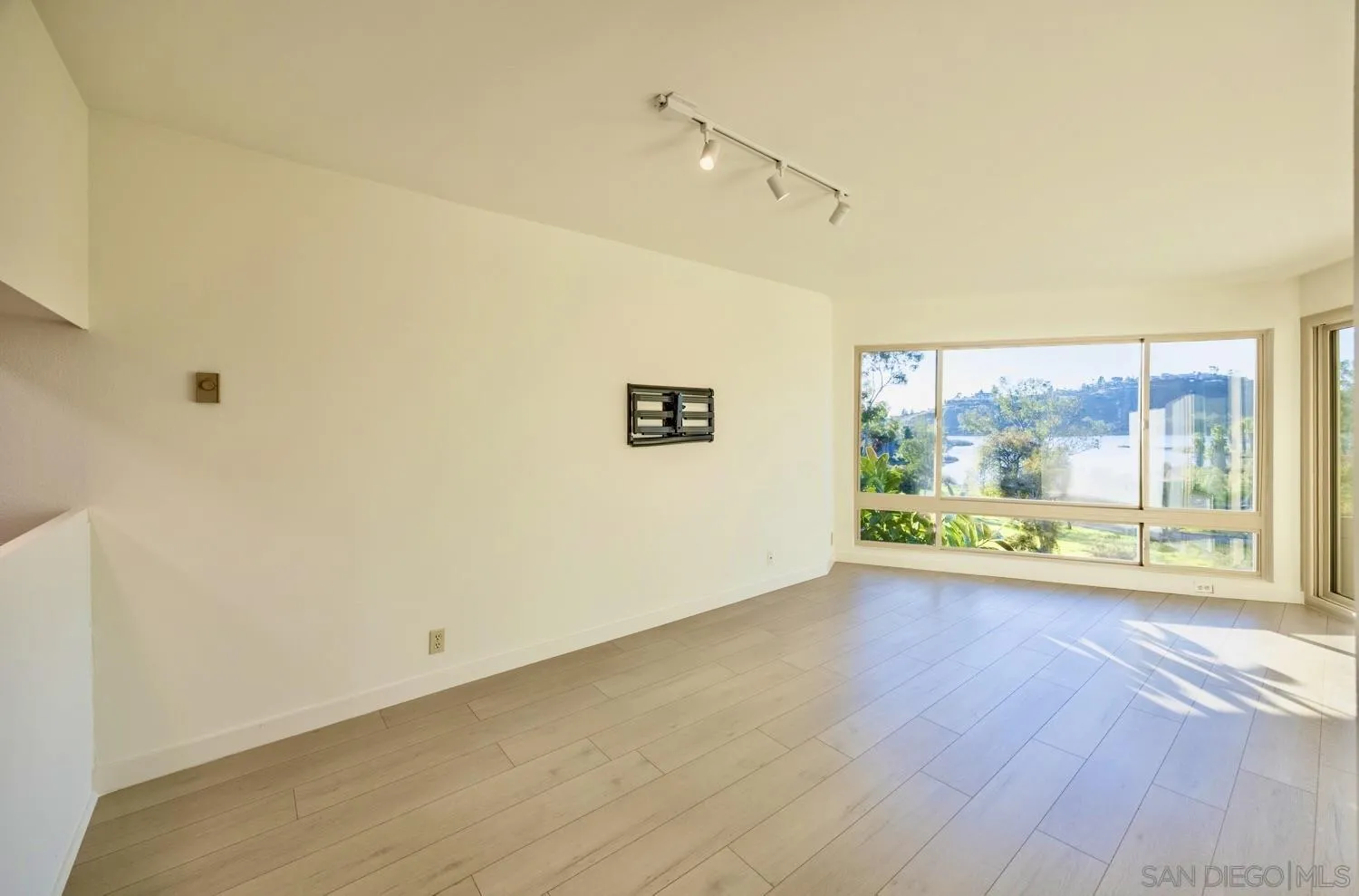 Photo #2: 260002095 Listing: Photo #2