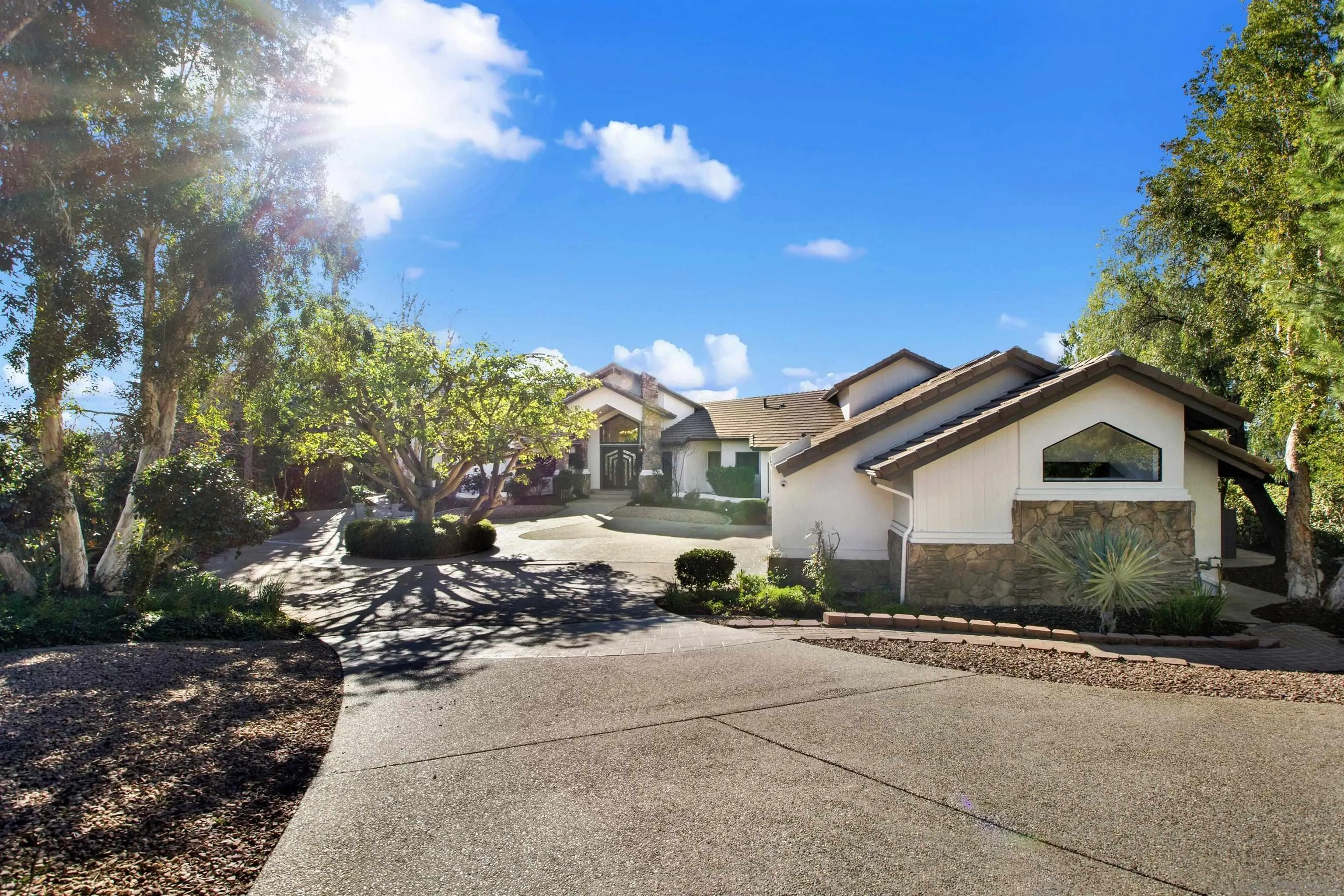 https://cdn.realtyfeed.com/cdn/127/260002099/497716edbbba1399660a23cf1d2059f8.webp