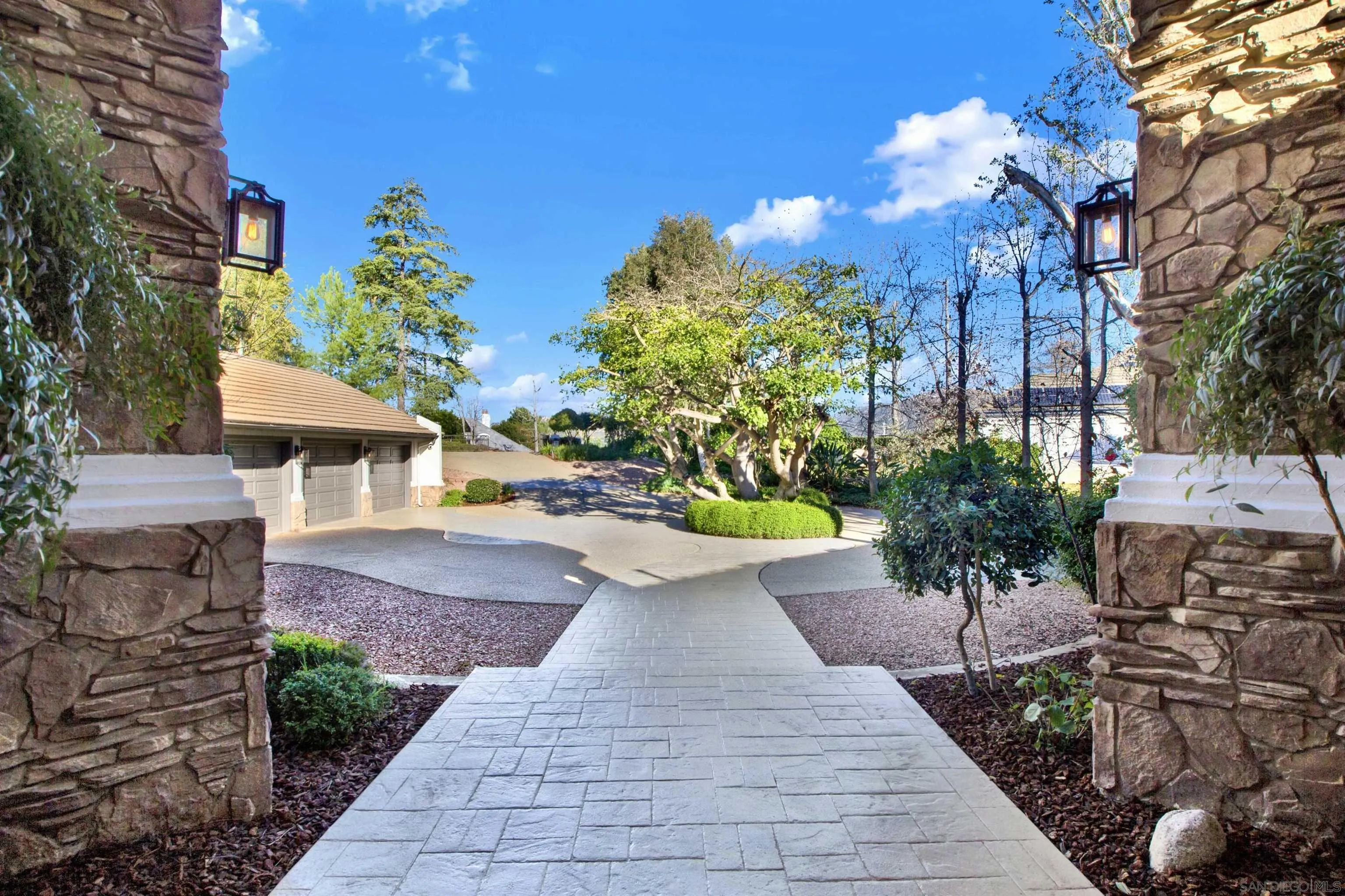https://cdn.realtyfeed.com/cdn/127/260002099/a1e9d4309c48297ebf0d27ec2b4f3001.webp