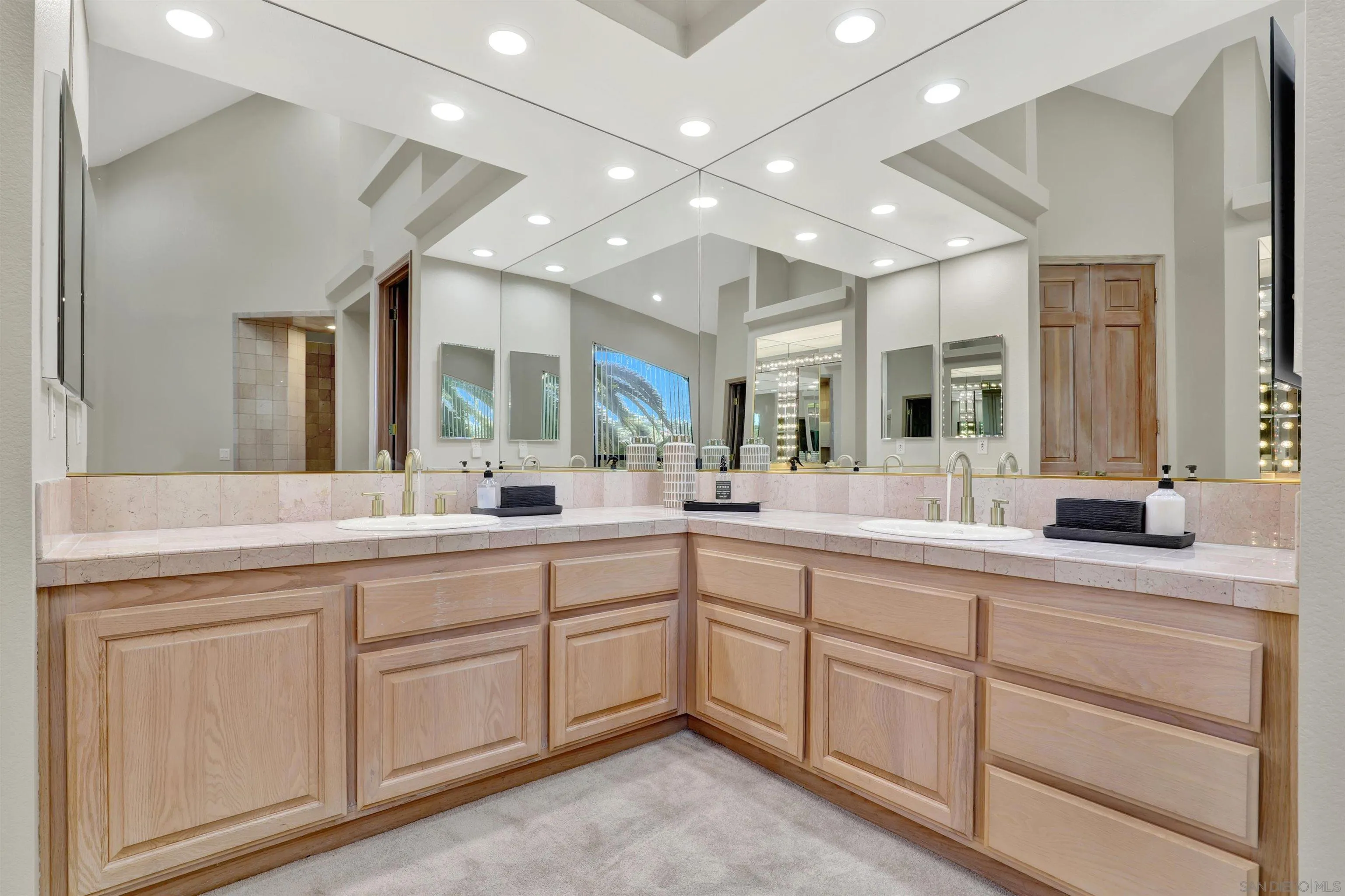 https://cdn.realtyfeed.com/cdn/127/260002099/bf4b0478389f0b52c6a3070fe5860ff4.webp