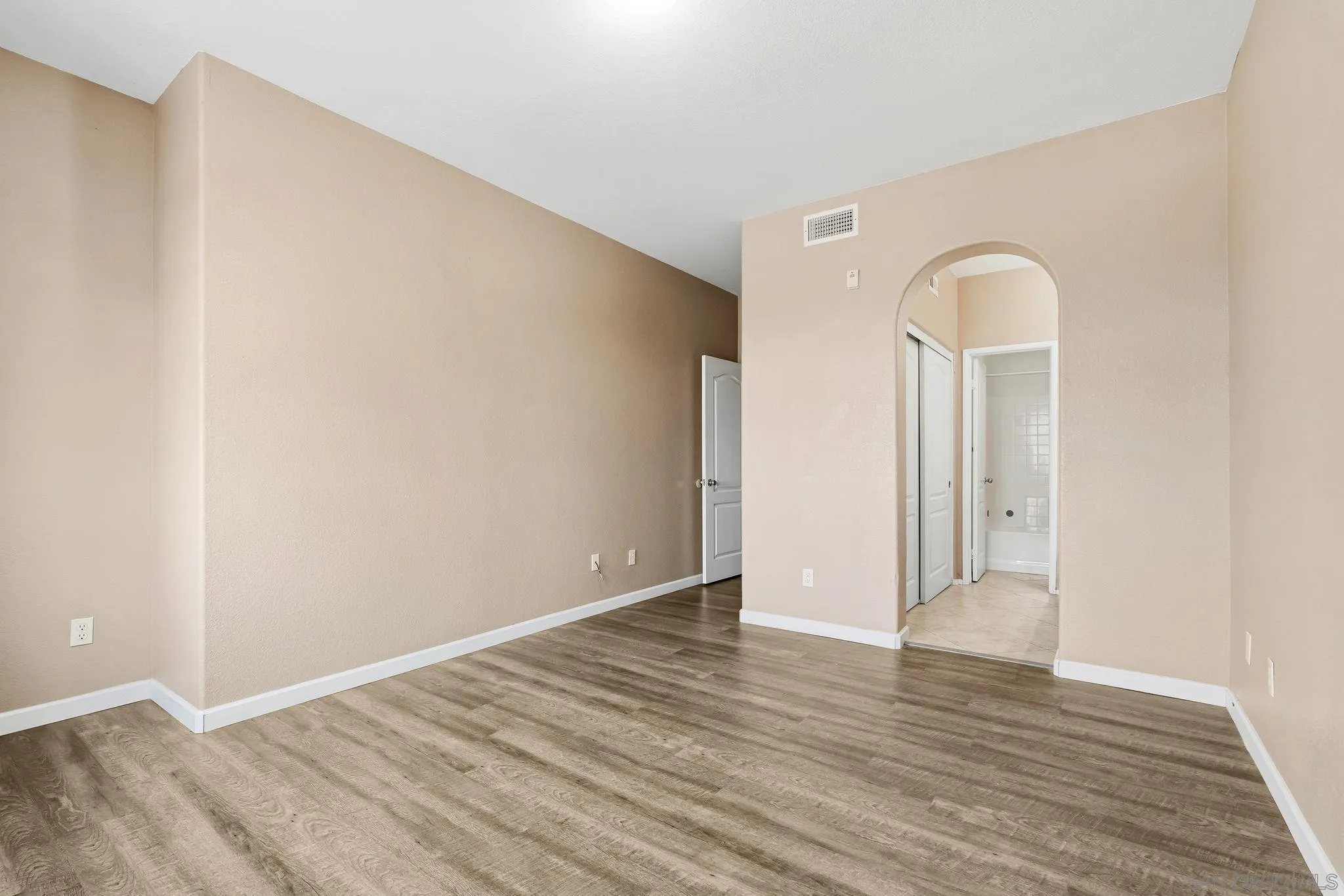 https://cdn.realtyfeed.com/cdn/127/260002102/c4d45417a0778690056307f8909aef89.webp