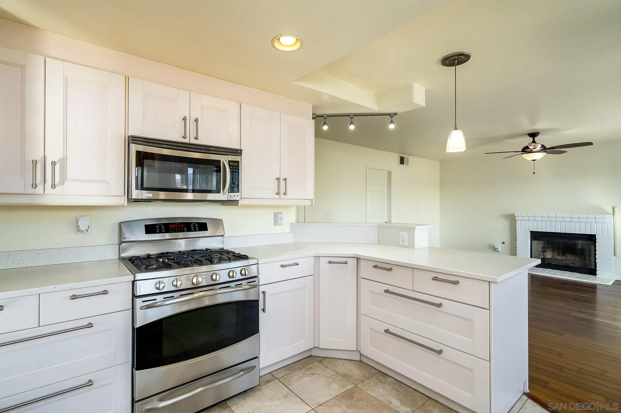 https://cdn.realtyfeed.com/cdn/127/260002104/14f41f0823dd354a00dcf53441828f77.webp