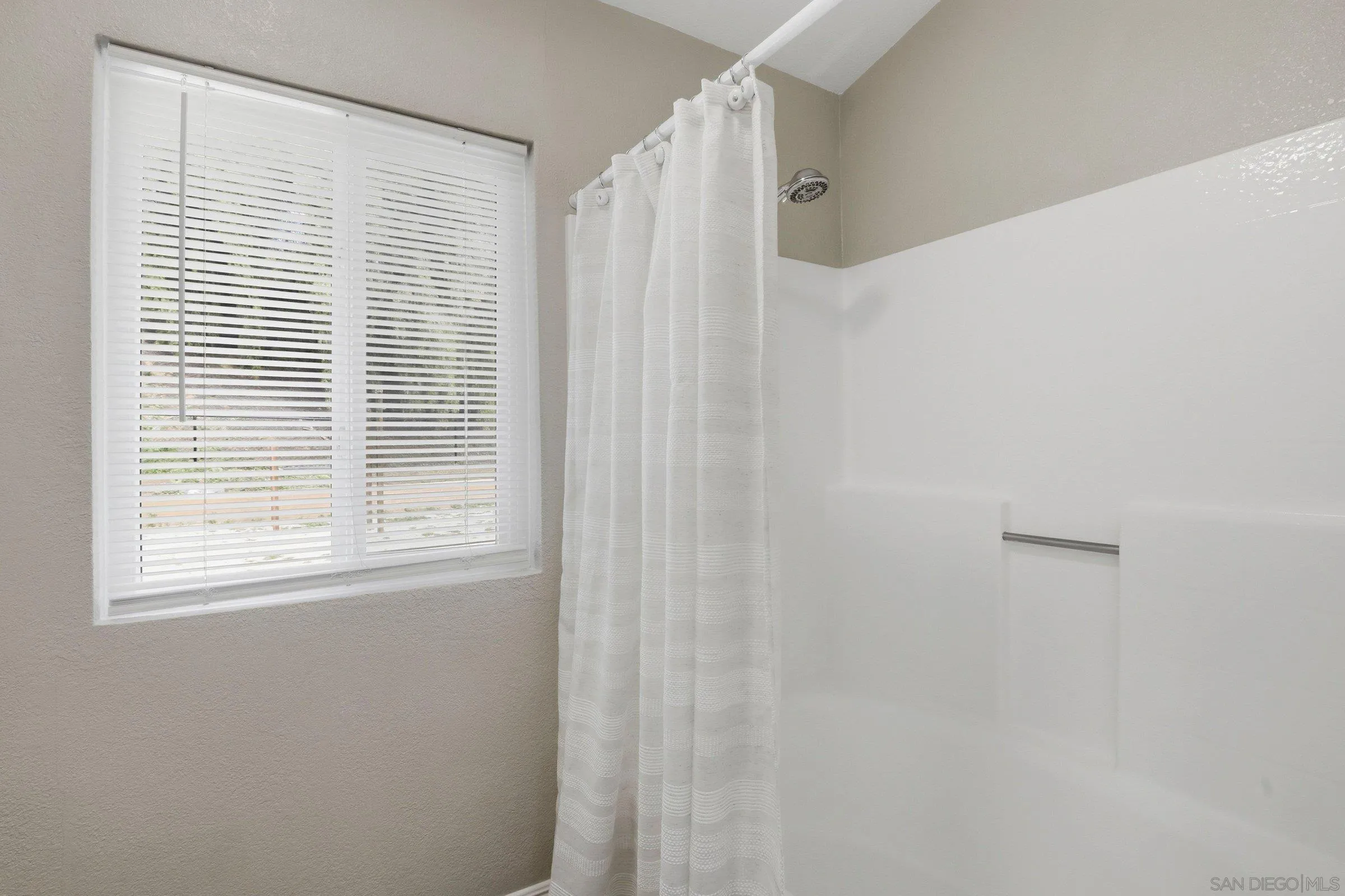 https://cdn.realtyfeed.com/cdn/127/260002108/9e77cfc9d38ecd74808004bb47eaa1eb.webp