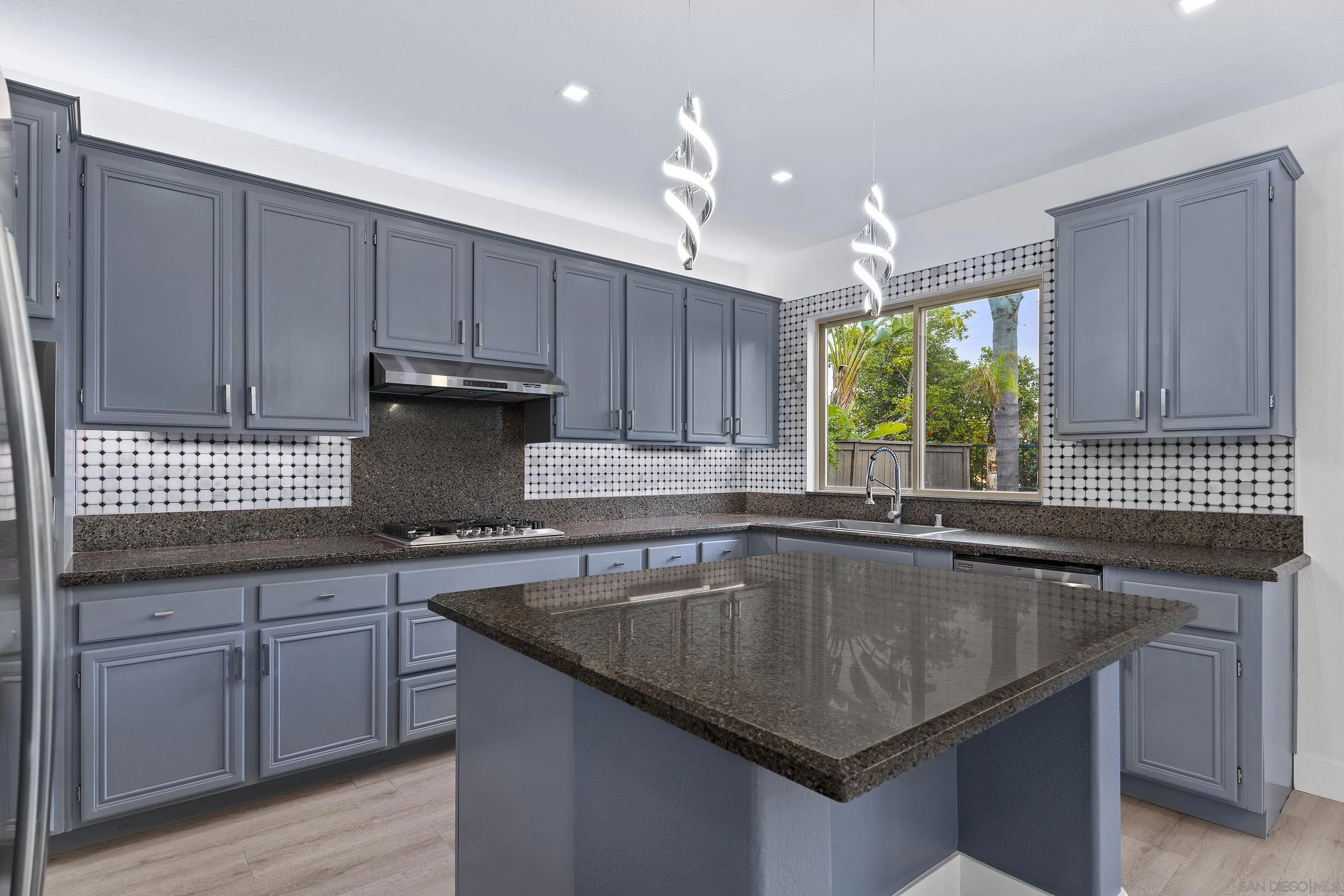 https://cdn.realtyfeed.com/cdn/127/260002123/b55fa178983f2be414134189216ea6c8.webp