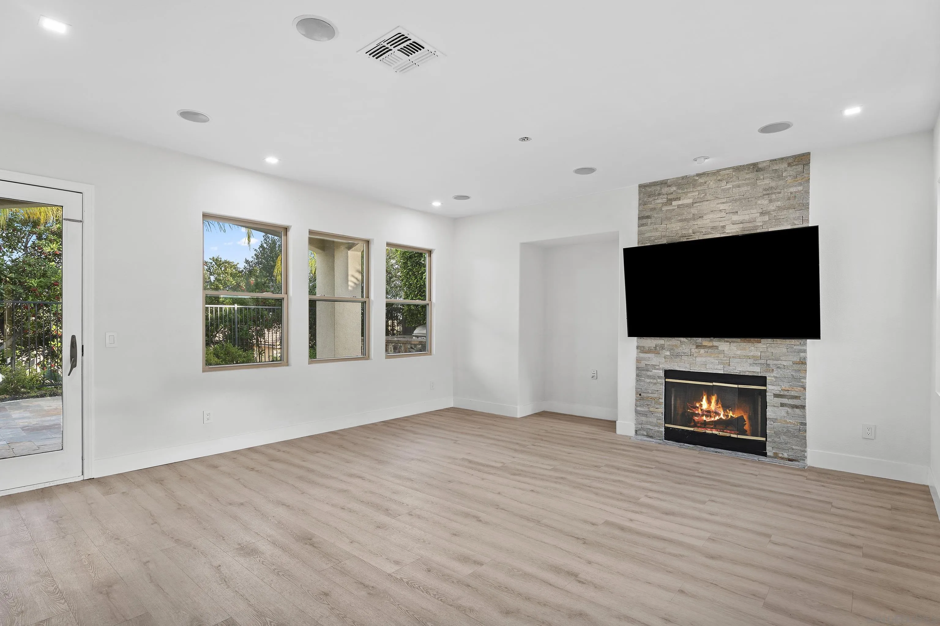 https://cdn.realtyfeed.com/cdn/127/260002123/d176f62392674afed17391b9be328781.webp